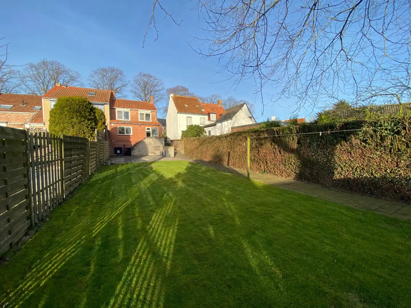 Gerenoveerde half vrijstaande woning met royale tuin en dubbele garage. foto {{pictureIndex}}