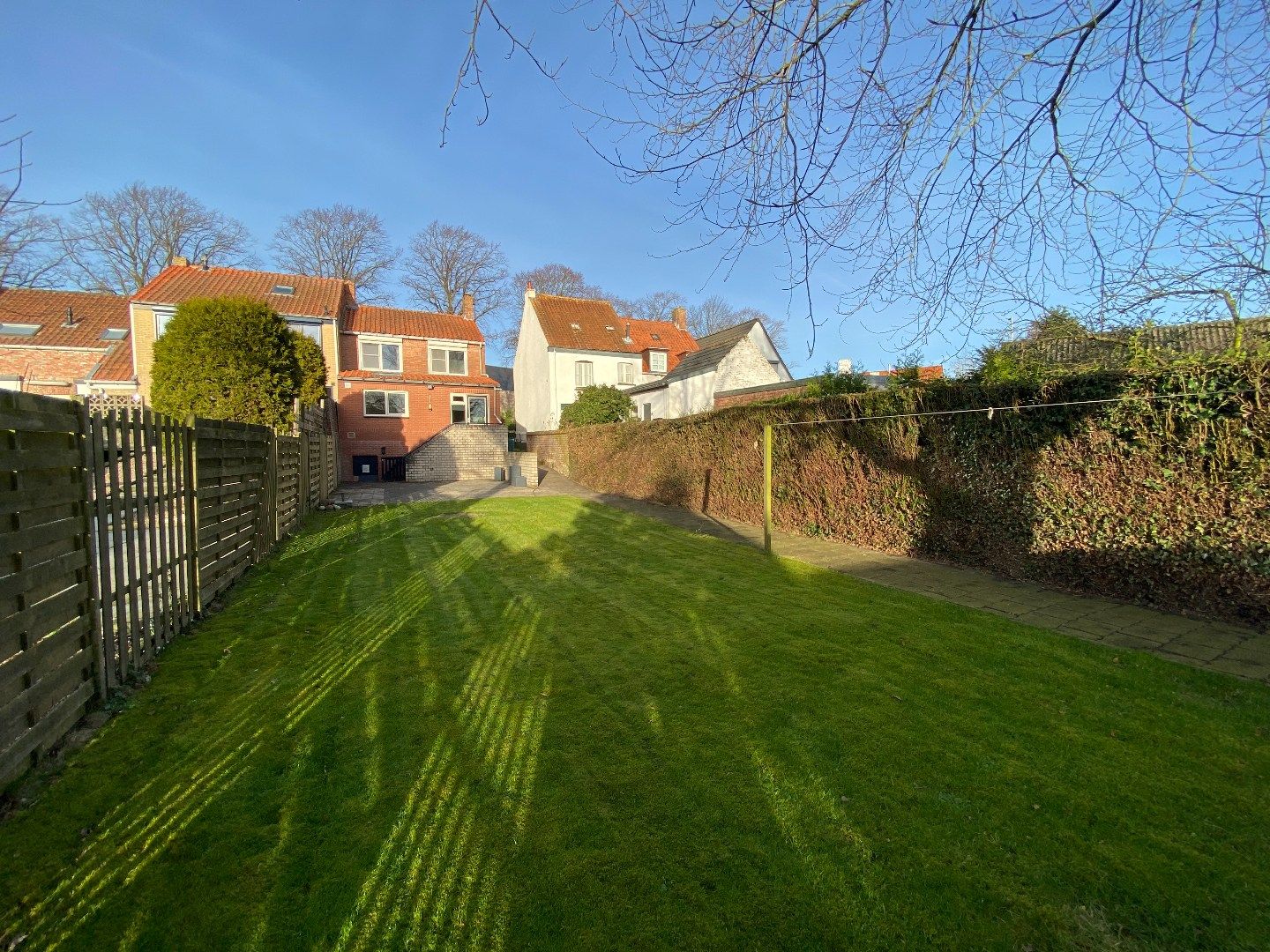 Gerenoveerde half vrijstaande woning met royale tuin en dubbele garage. foto 6