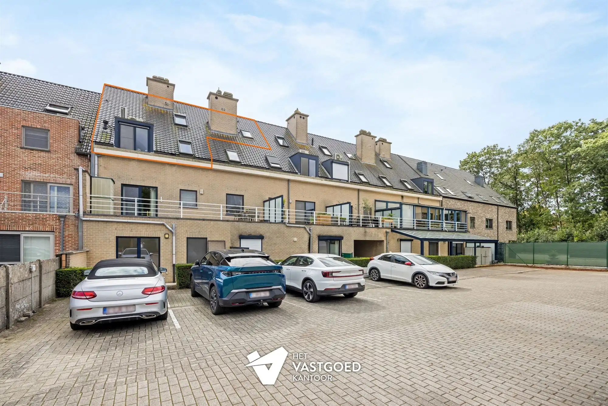 ZEER RUIM DUPLEX APPARTEMENT MET BIJHORENDE AFGESLOTEN GARAGEBOX EN 2 STAANPLAATSEN IN HET CENTRUM VAN OOSTHAM foto 3