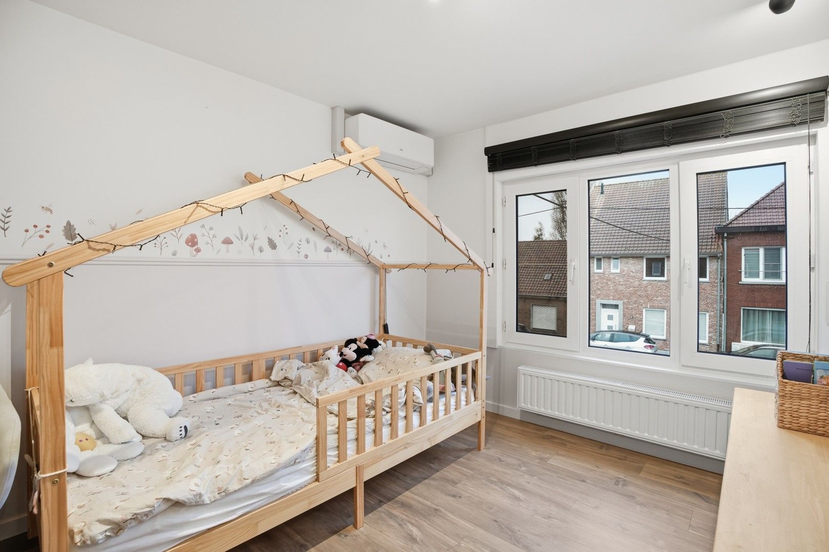 Halfopen bebouwing met uitweg en carport in het hartje van Zwevezele foto 11