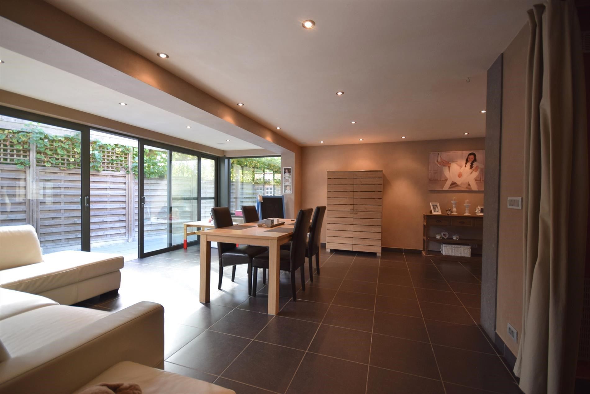 WONING MET ZONNIGE STADSTUIN foto 7