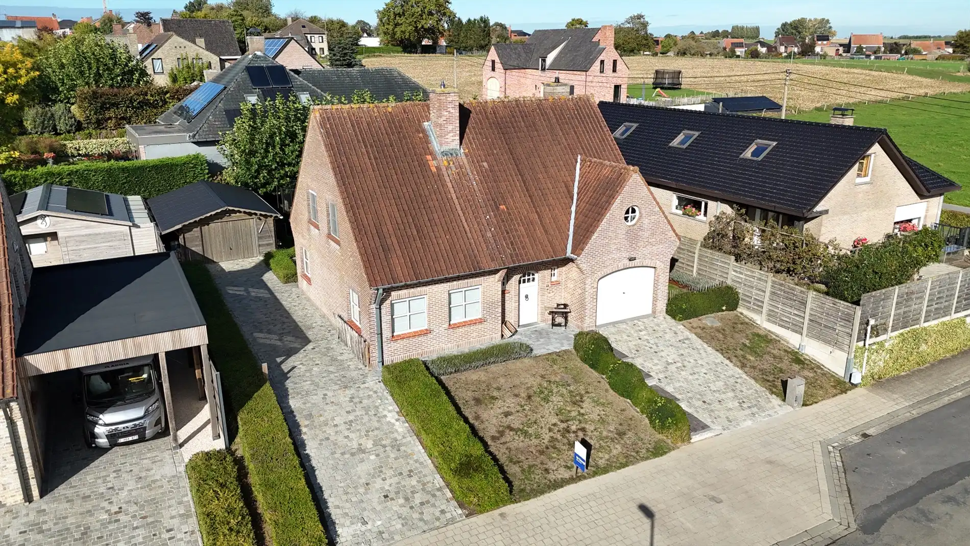 Hedendaagse villa met 4 slks, inpandige garage en mooie aangelegde tuin. foto 2