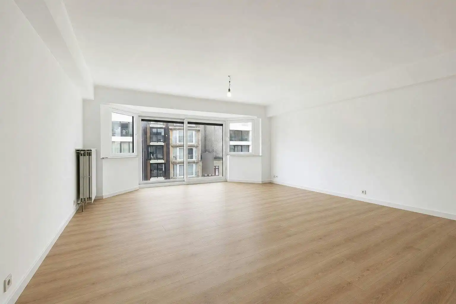 Lichtrijk 2 slaapkamer appartement te koop in centrum Knokke foto {{pictureIndex}}