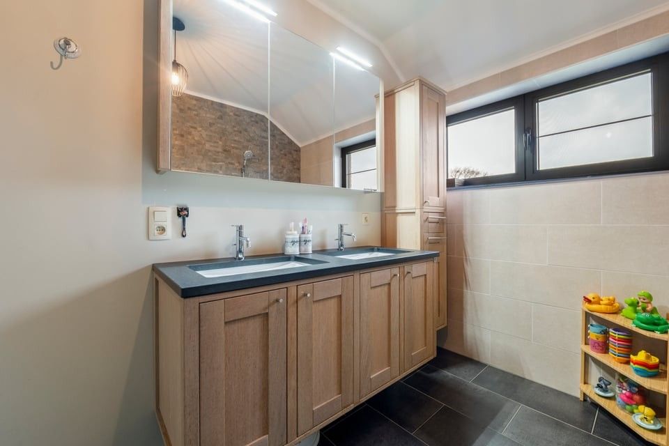 GEZELLIGE INSTAPKLARE GEZINSWONING MET 3 SLAAPKAMERS EN GARAGE IN KOZEN foto 28