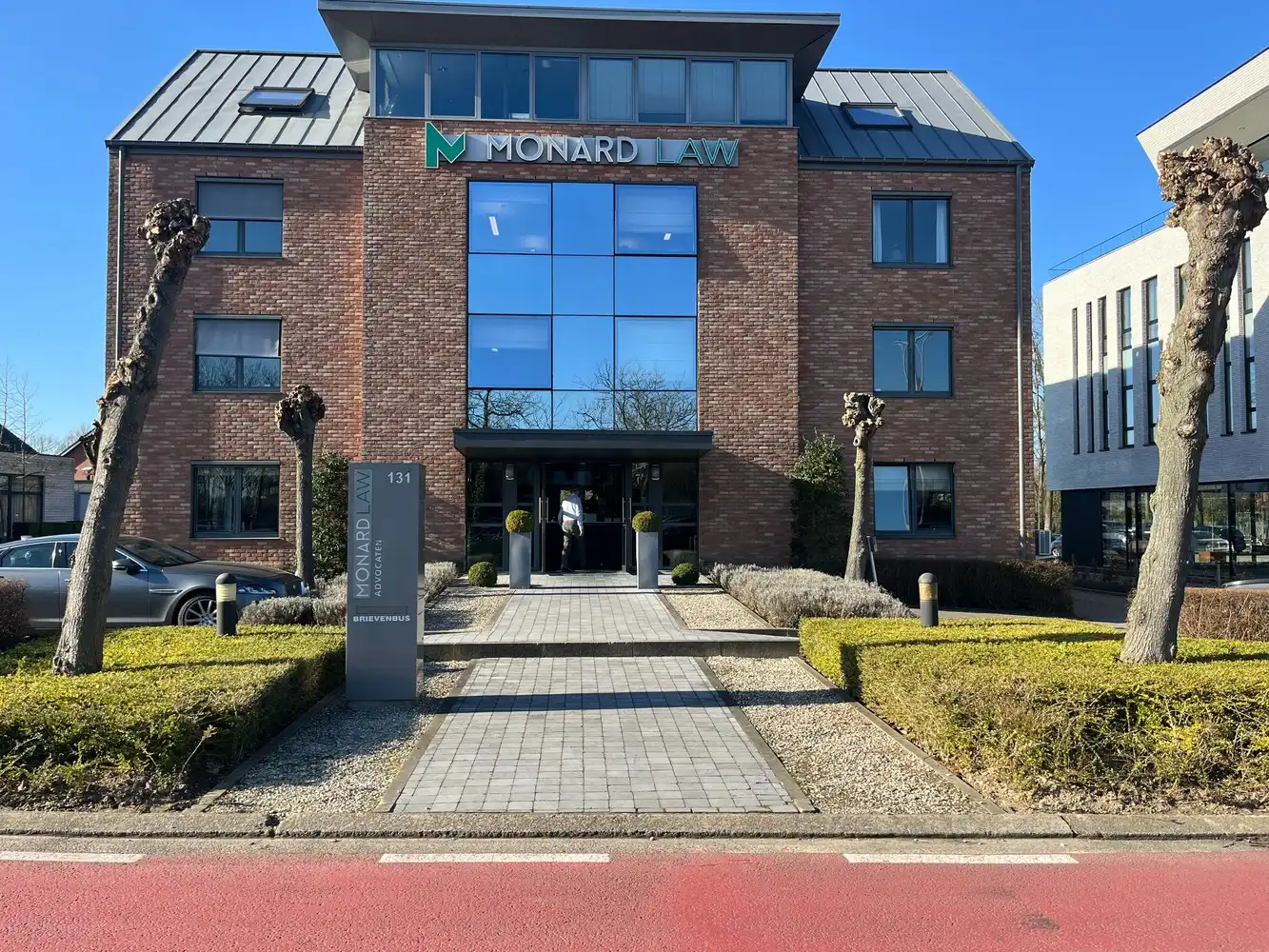 Kantoorgebouw met 54 parkeerplaatsen foto 2