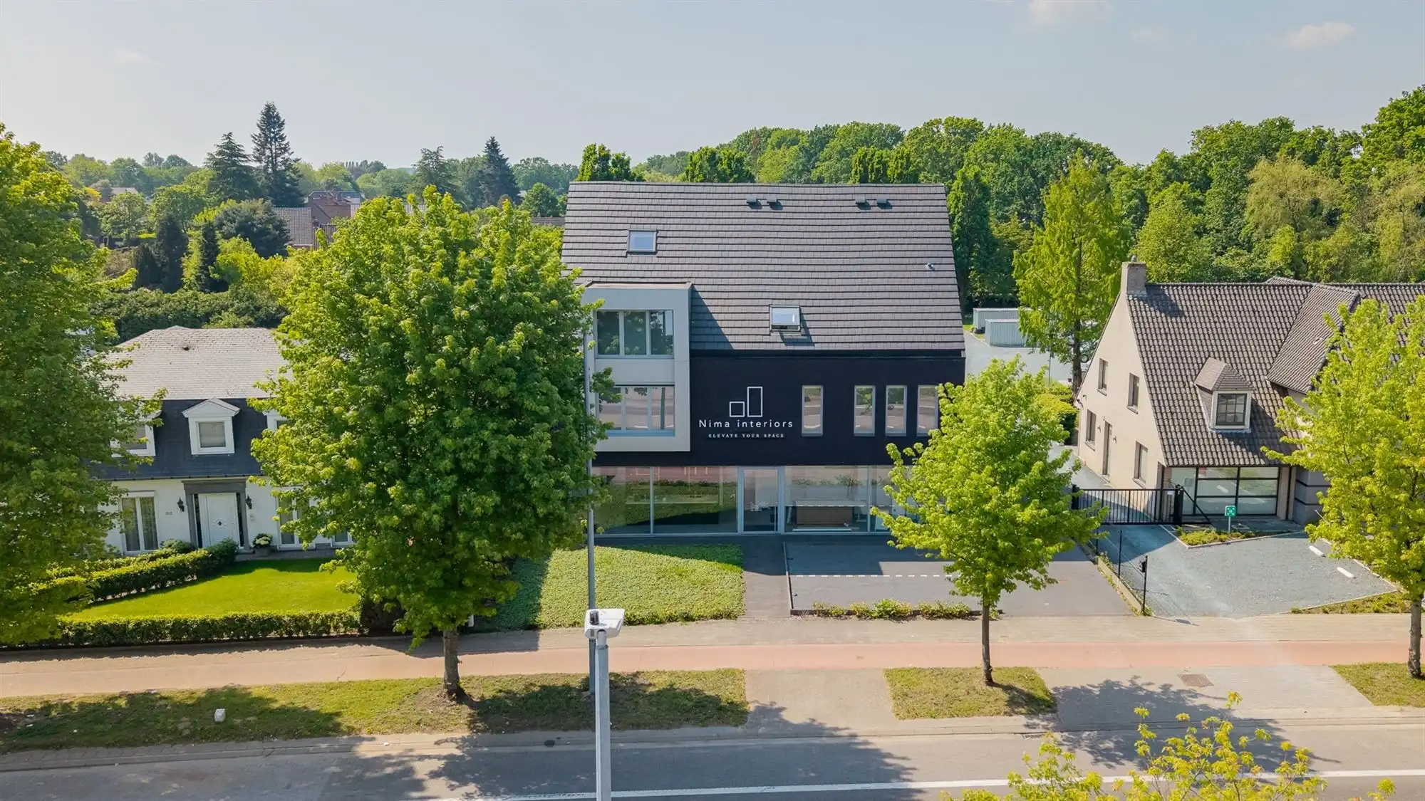 Prachtig afgewerkt gebouw - showroom + villa foto {{pictureIndex}}