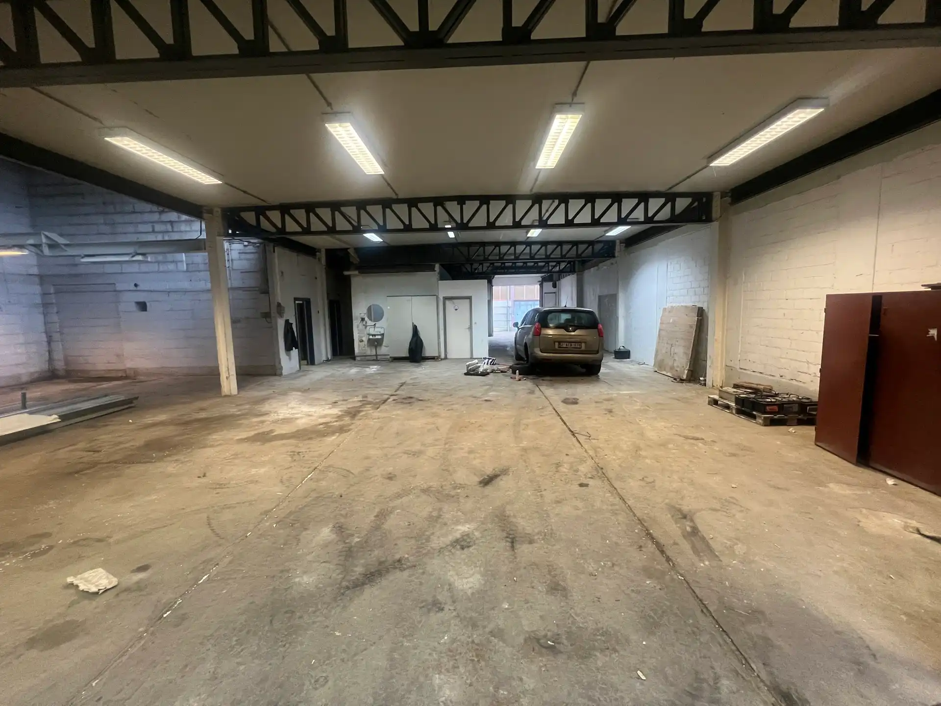 BEDRIJFSGEBOUW VAN 430M² MET KANTOREN  foto 2