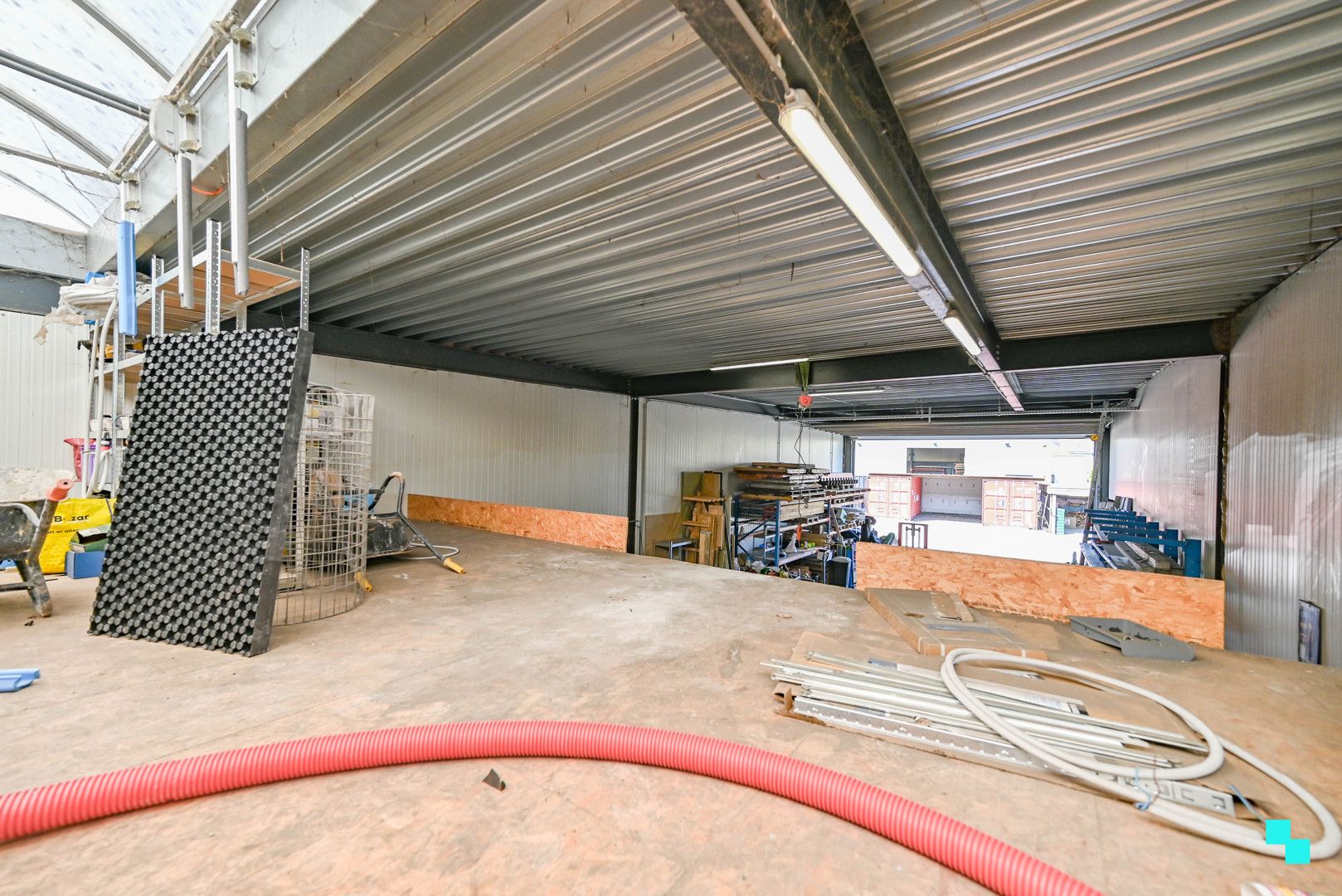 Ruime loods van ca. 172 m² met sectionaalpoort foto 8