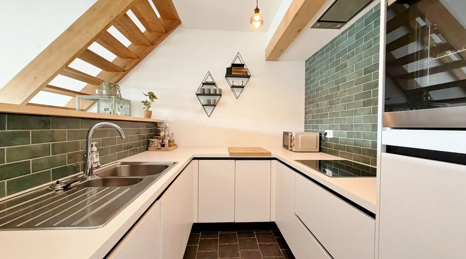 Instapklare, volledig gerenoveerde en energiezuinige woning te koop in het charmante Mesen! foto 8