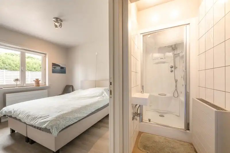 Prachtige alleenstaande instapklare woning met 5 slaapkamers inpandige garage, mooi terras en tuin TE KOOP in hartje Sint-Baafs-Vijve foto 16