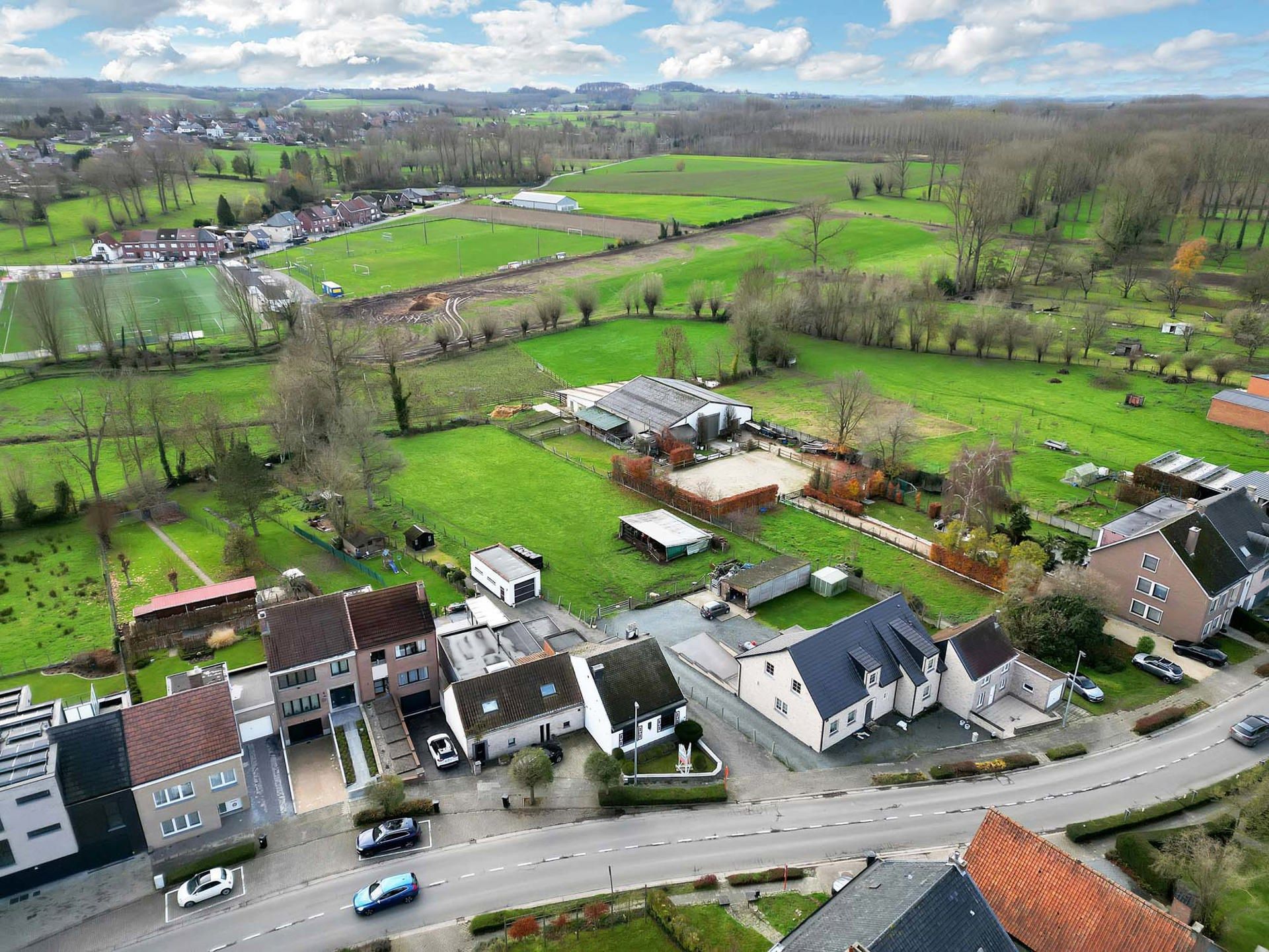 Te renoveren HOB met ruime garages en tuin foto 21