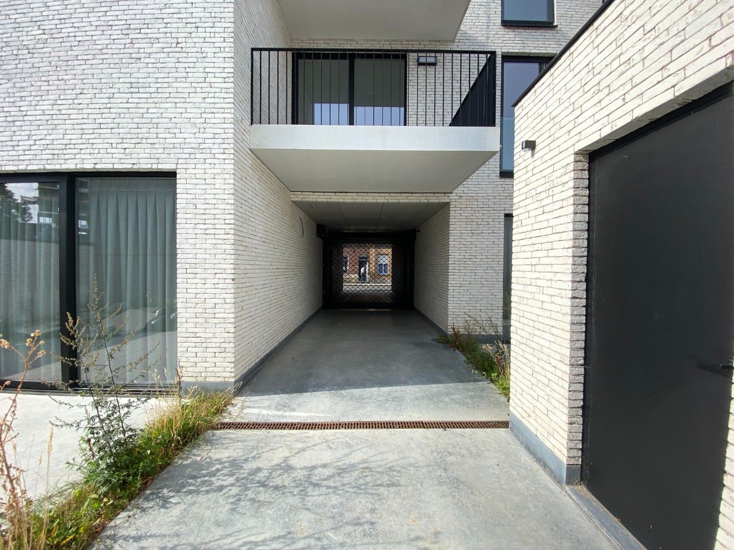 Overdekte autostaanplaats te huur centrum Roeselare foto 5