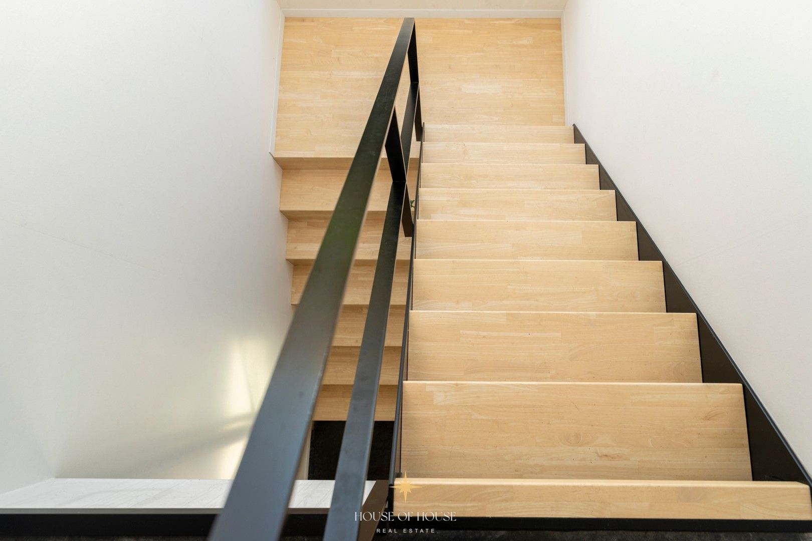 Scandinavisch geïnspireerde passiefbouw villa met natuurlijke tuin en innovatieve topafwerking foto 9