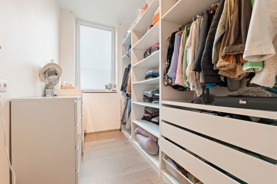 RUIM EN INSTAPKLAAR APPARTEMENT MET 3 SLKS EN EEN PARKEERPLAATS IN GENK foto 25