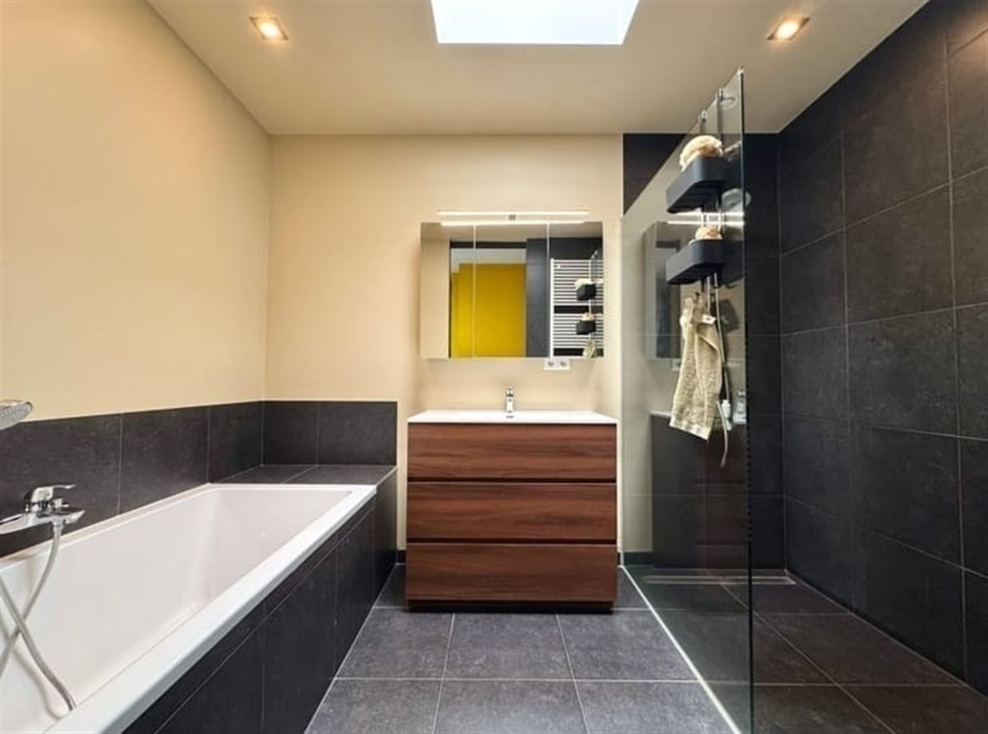 volledig vernieuwe woning nabij het centrum! foto 4