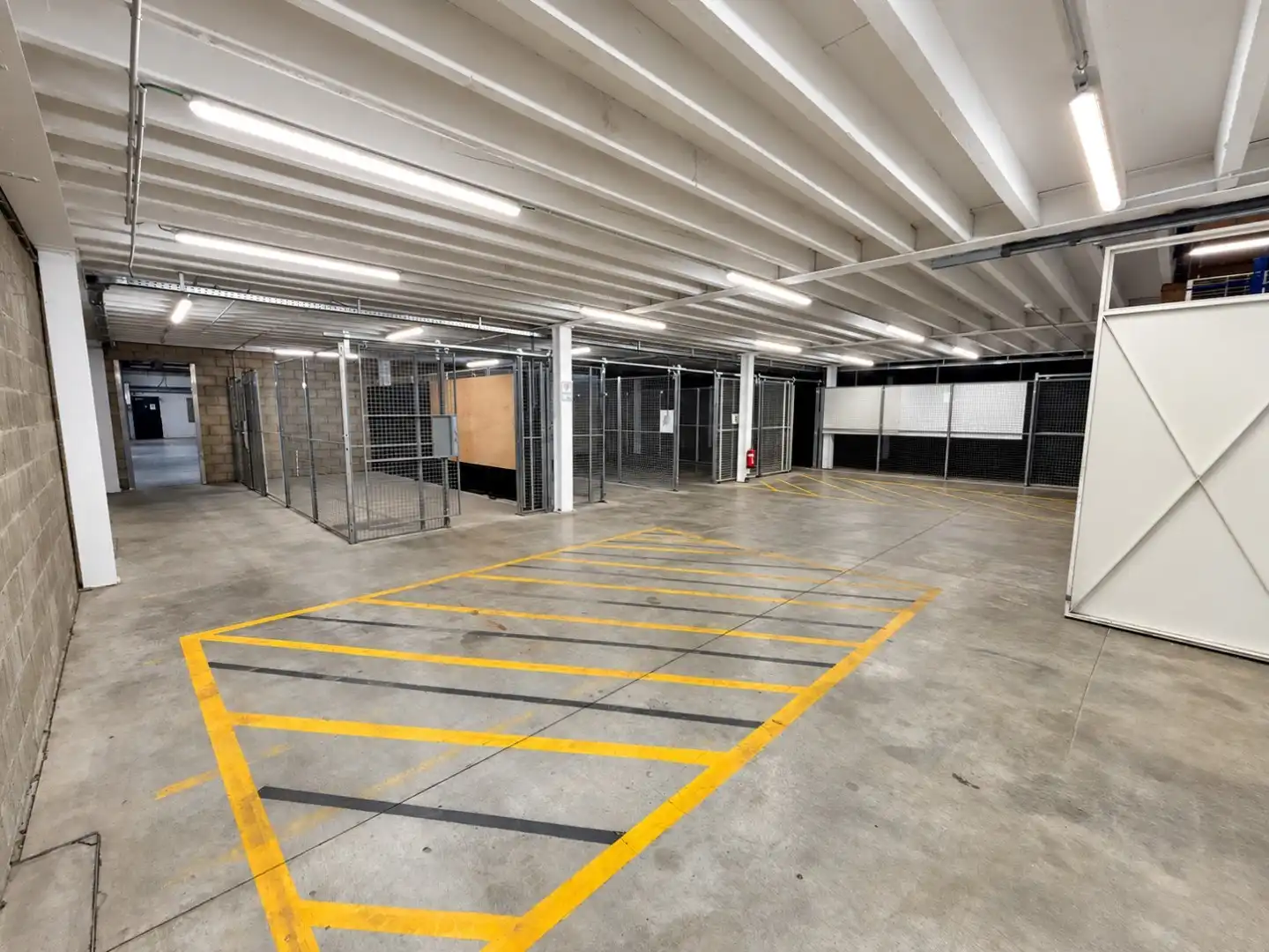 Magazijn met mezzanine te huur nabij A12 en E19 in Aartselaar Business Estate foto 8