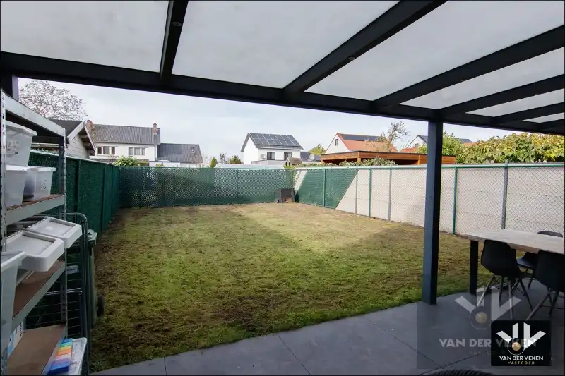 Knap ingericht, recent en lichtrijke woning met 3 ruime slpk en volledig omheinde tuin foto 18