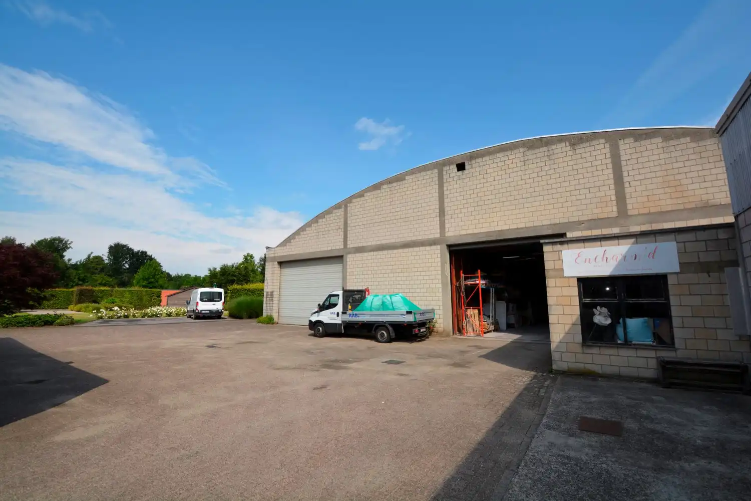 RUIM MAGAZIJN (405 m²) MET BUREEL (58 m²)! foto {{pictureIndex}}