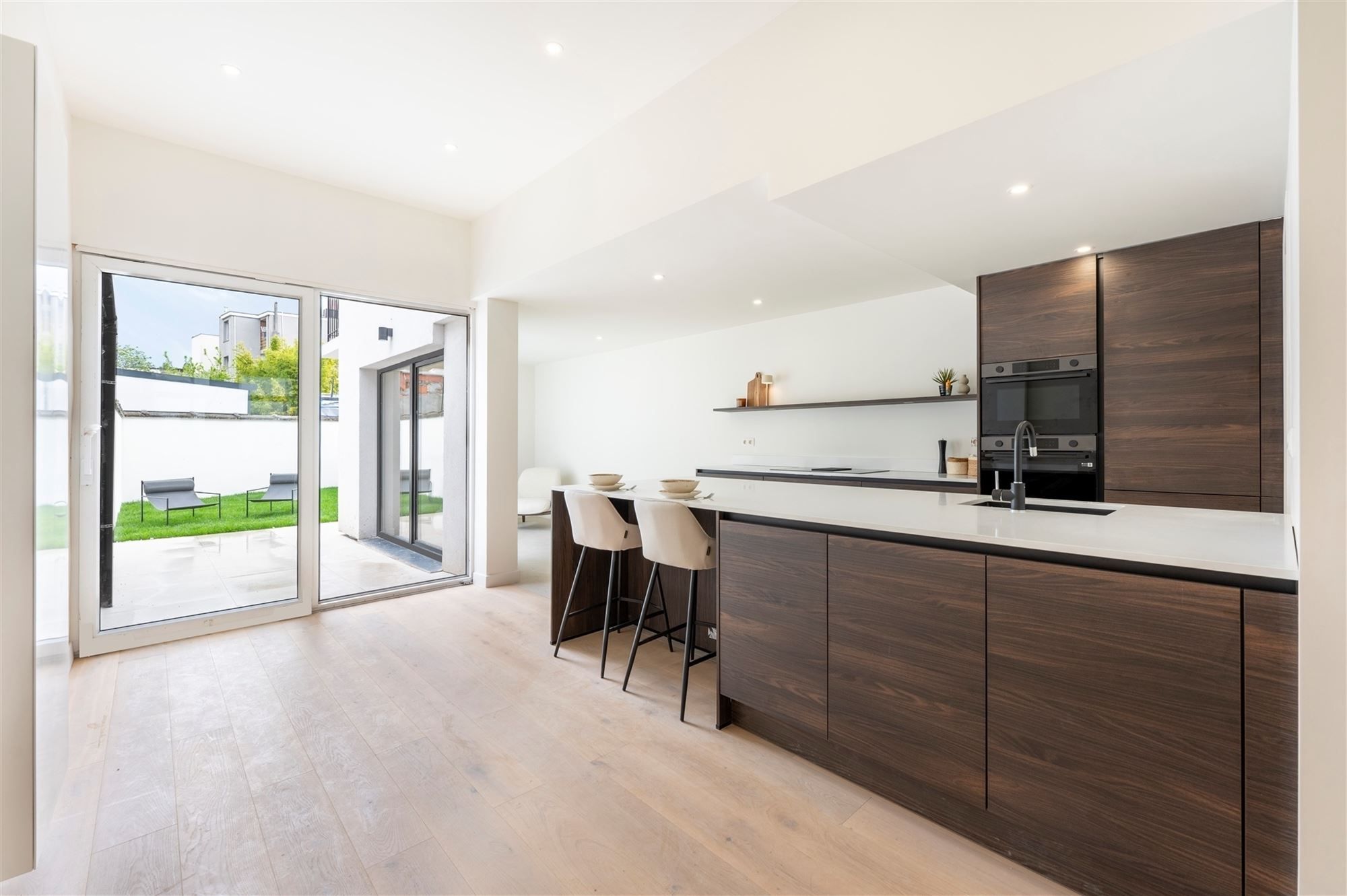 Ruime gerenoveerde woning met tuin foto 5