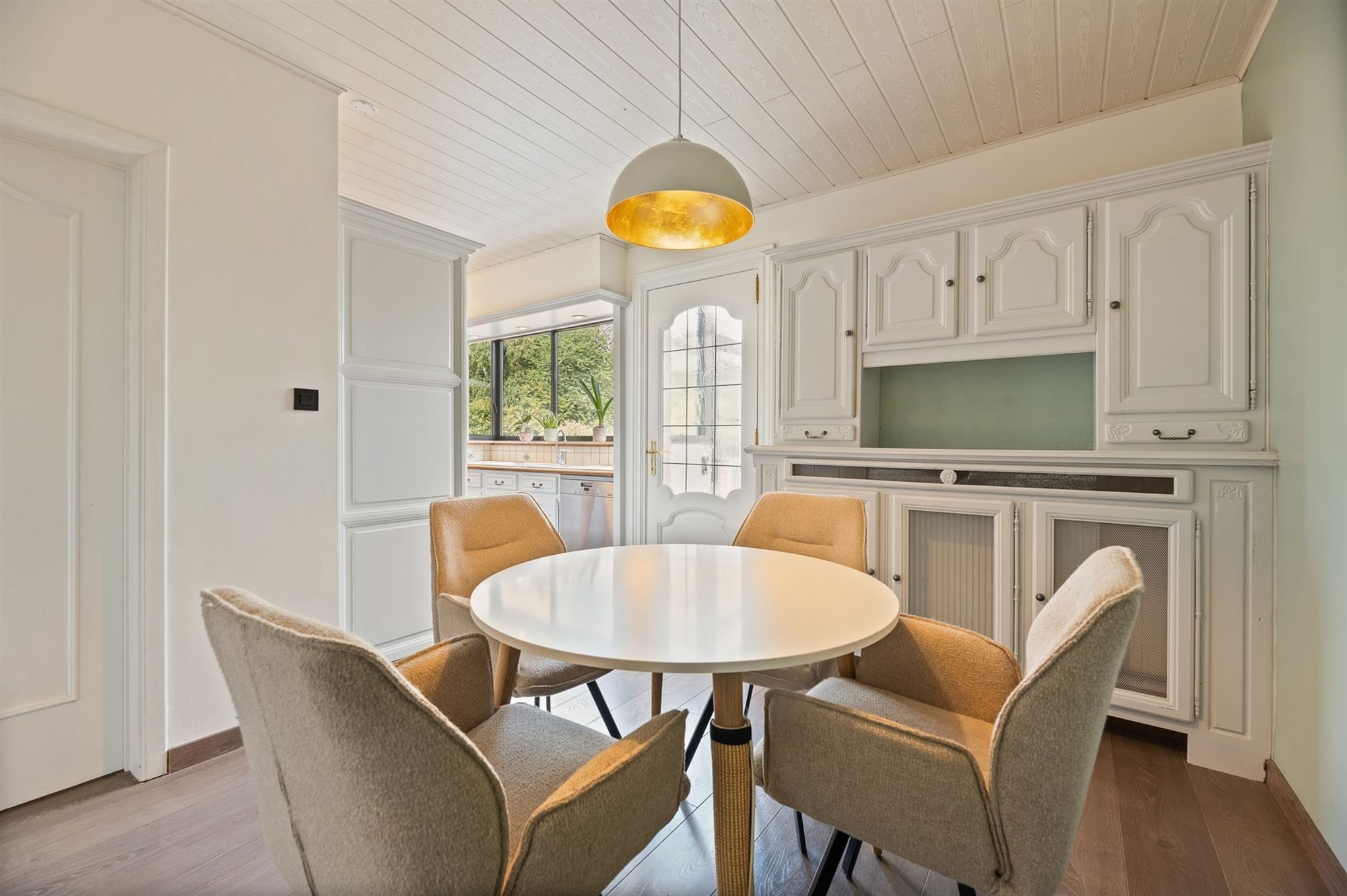 ZEER RUIME EN RECENT GERENOVEERDE WONING OP EEN PERCEEL VAN 2367m² UITGERUST MET EEN VERGUNDE PAARDENSTAL EN ACHTERLIGGENDE WEIDE foto 10