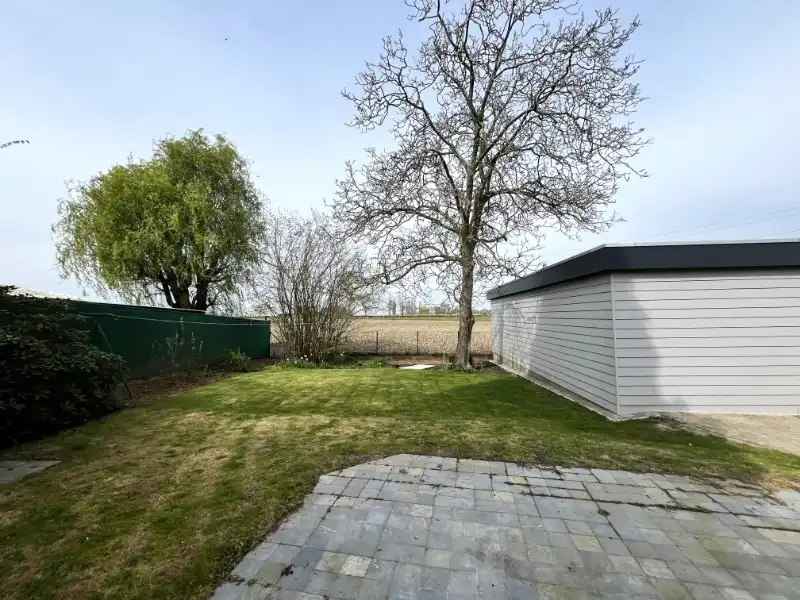 Landelijk gelegen woning met tuin en 3 garages foto 7