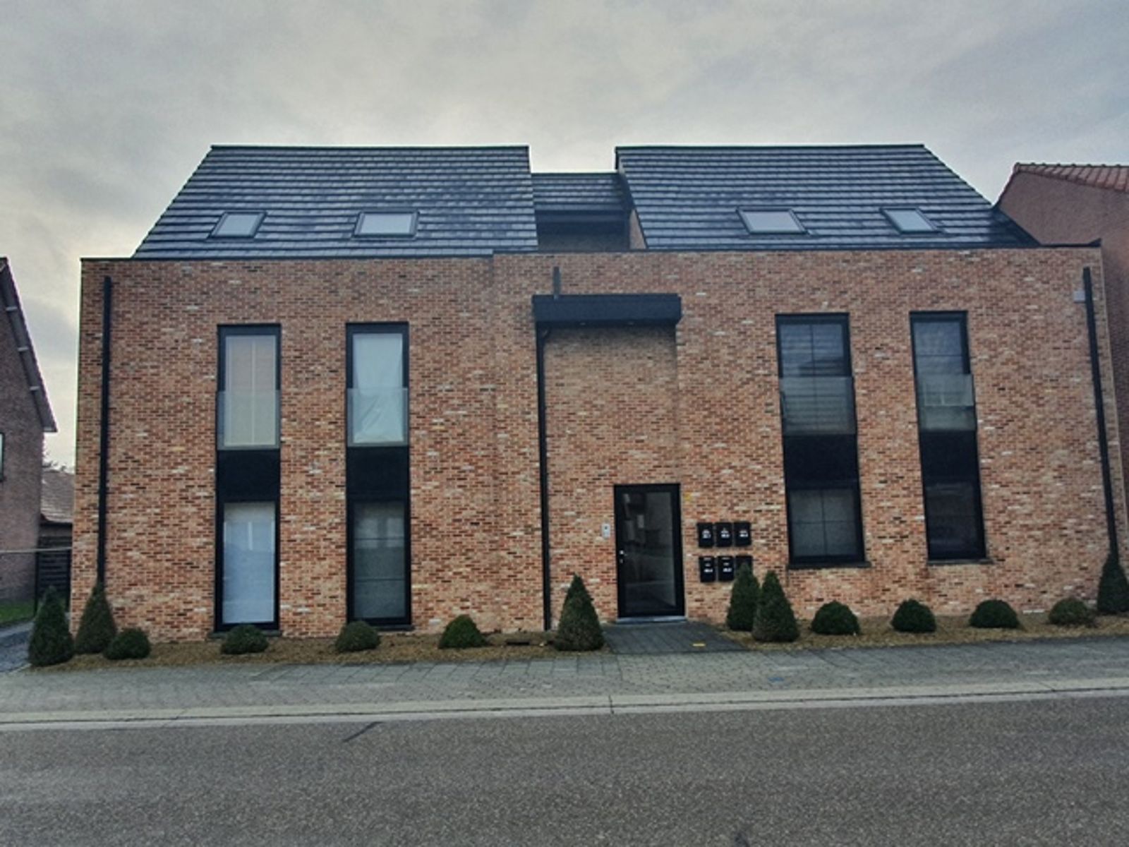 VASTGOED RIJKEN: Prachtig bemeubeld duplex appartement met 2 slaapkamers, ruim terras en 2 parkeerplaatsen! foto 2