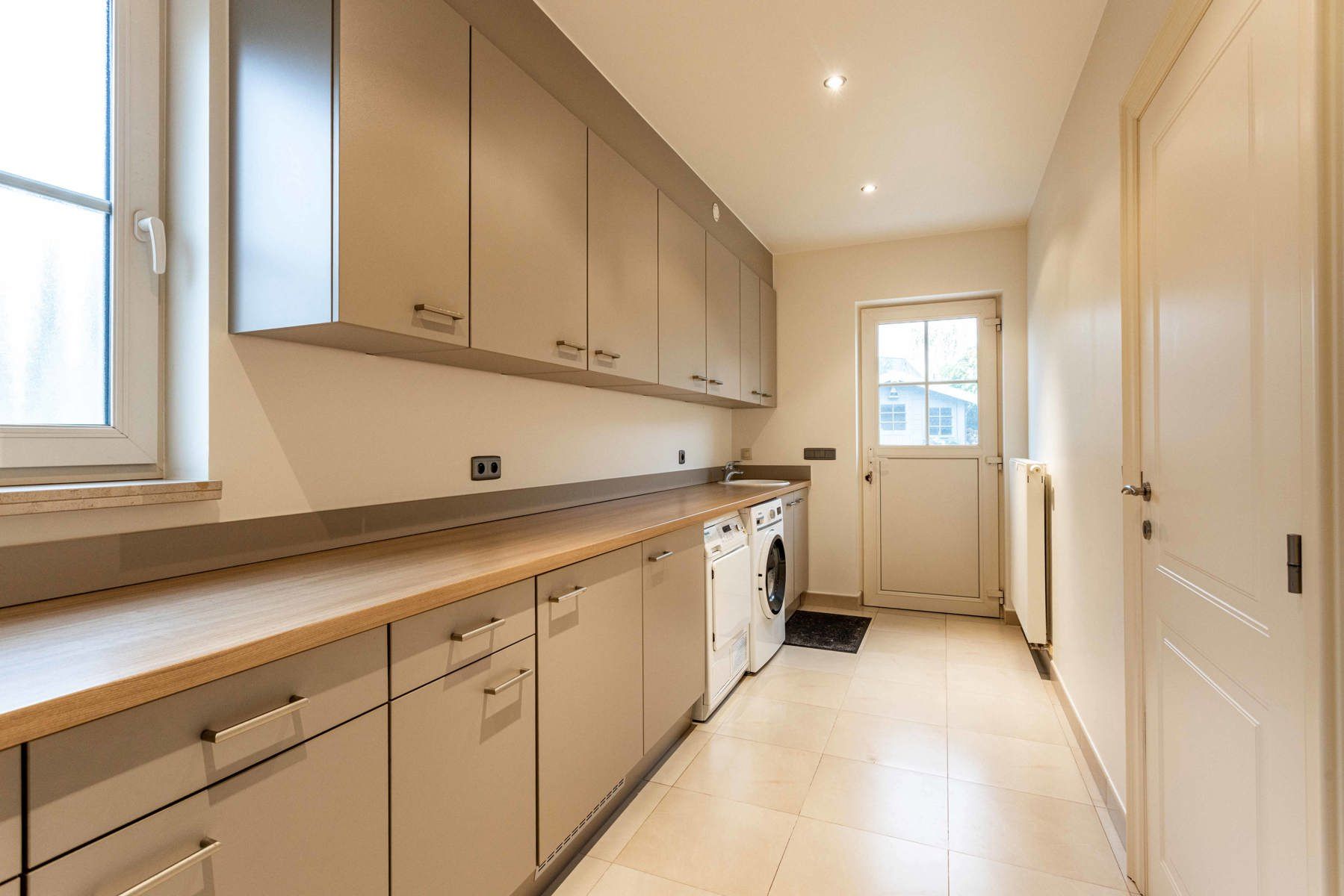 Perfect onderhouden gezinswoning met zwembad in Deux-Acren. foto 15