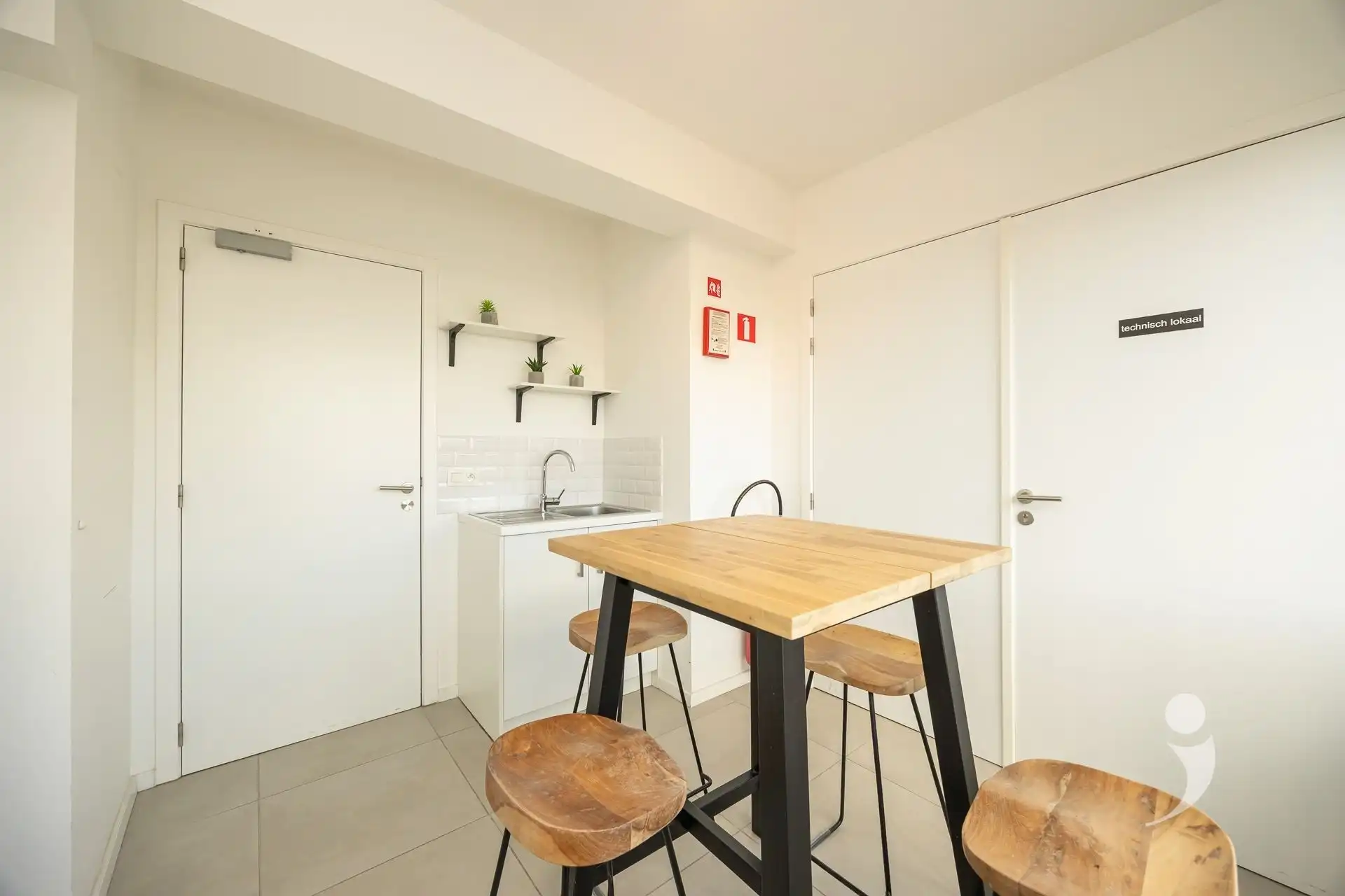 Building met 8 kamers foto 30