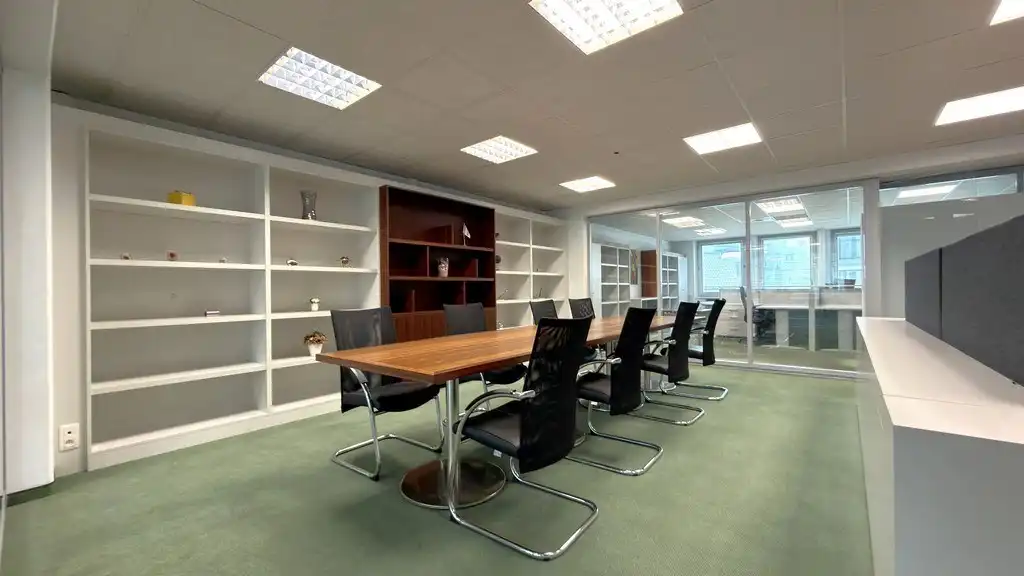 Ingedeeld kantoorverdiep te huur nabij station Antwerpen-Centraal foto 10