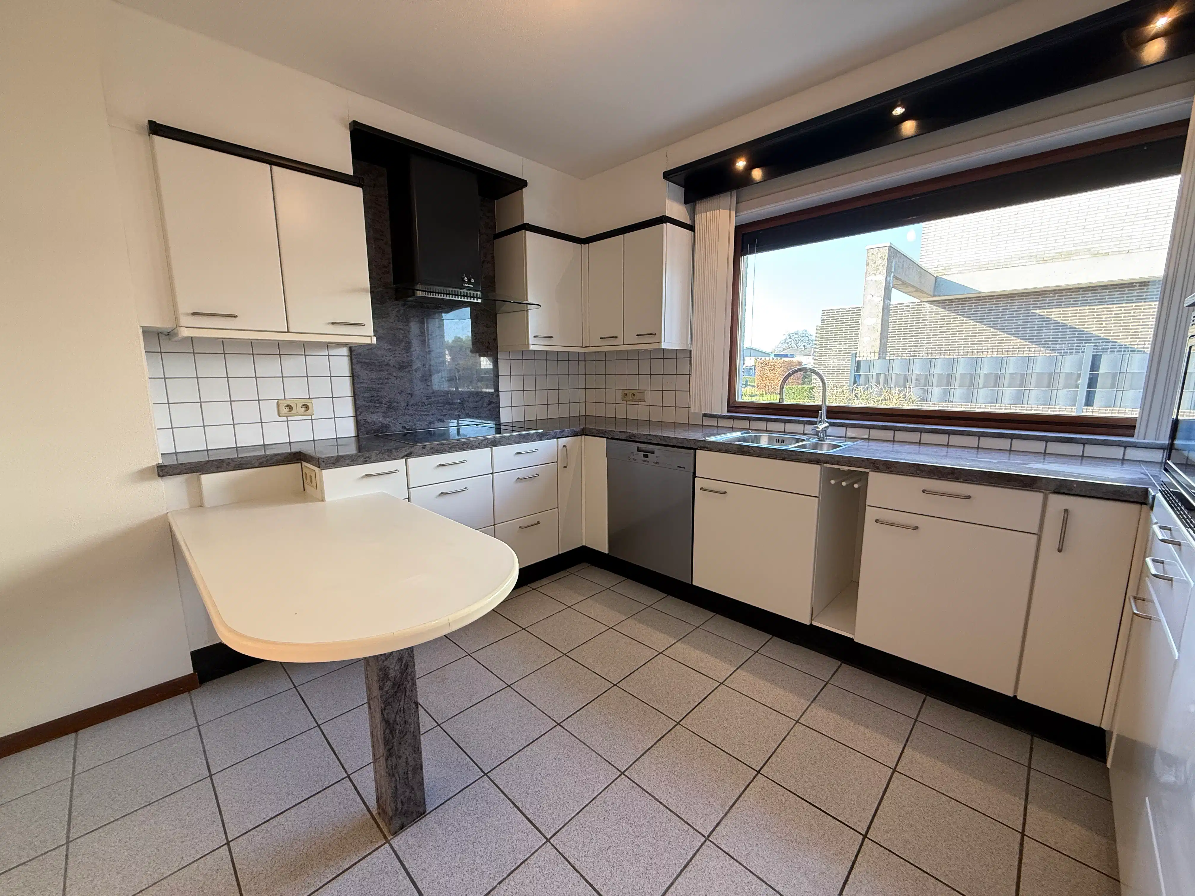 Gelijkvloerse halfopen woning met praktische tuin in Lanaken foto 4