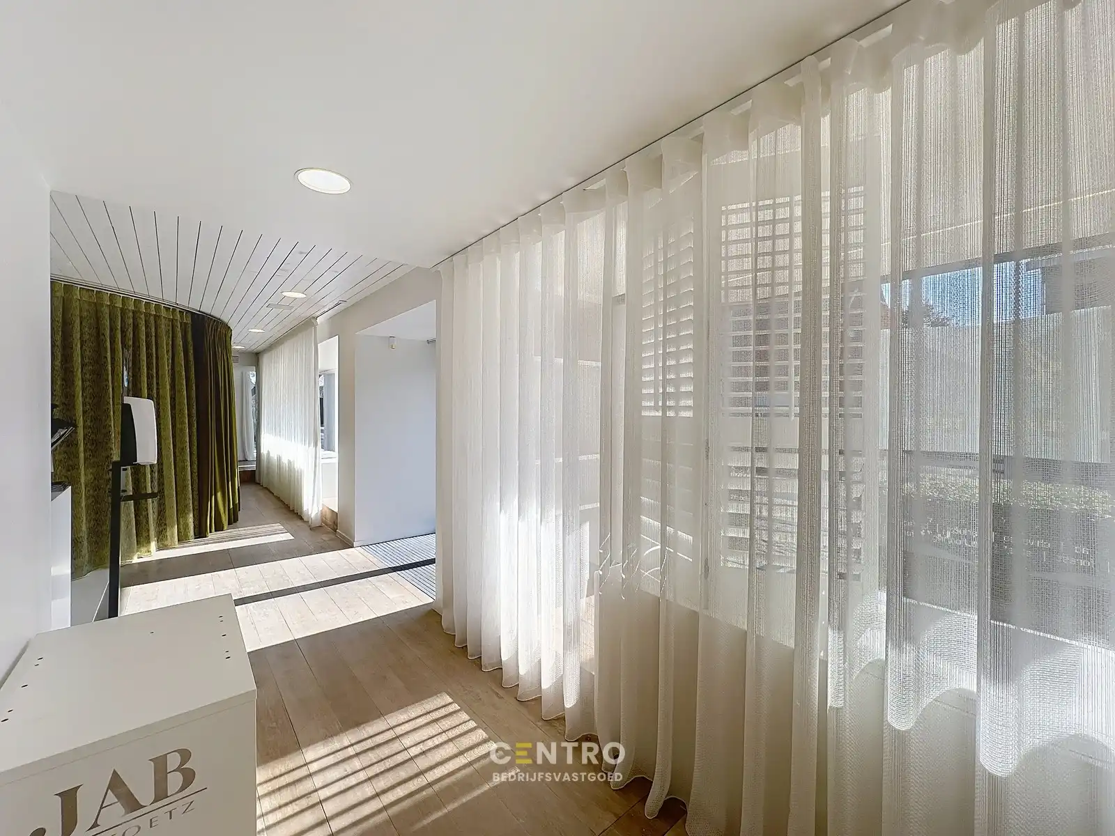 Luxueuze woning (4 slpks) + ruime showroom (of winkel, praktijkruimte, diensten, vrij beroep,...) met kantoor te Hooglede! foto 38