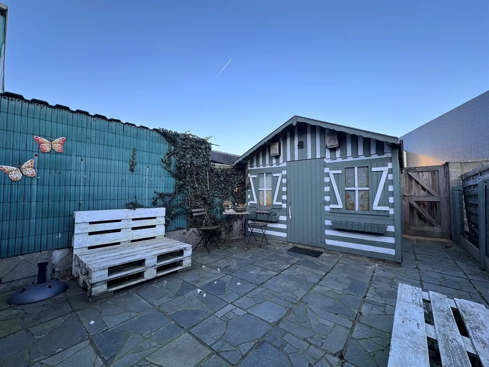 Vernieuwde woning met privé parking voor de wagen achteraan.  foto 15