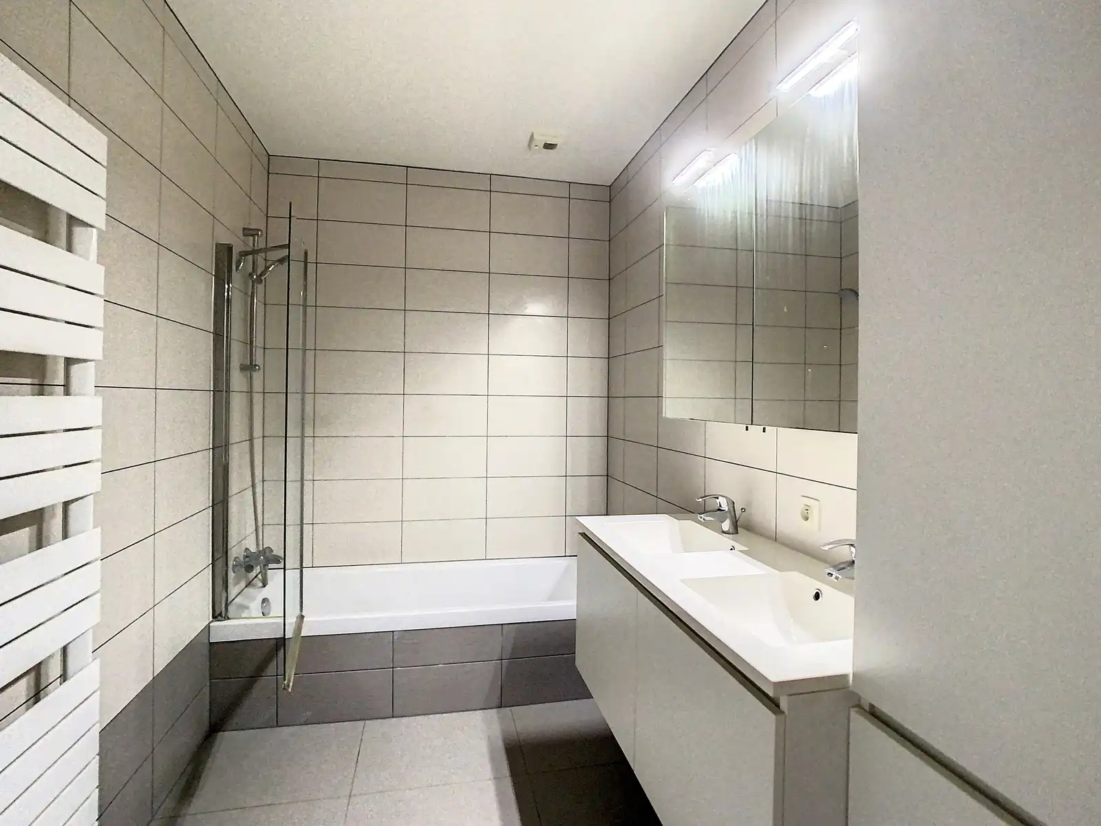 Modern appartement in rustige blok foto 6