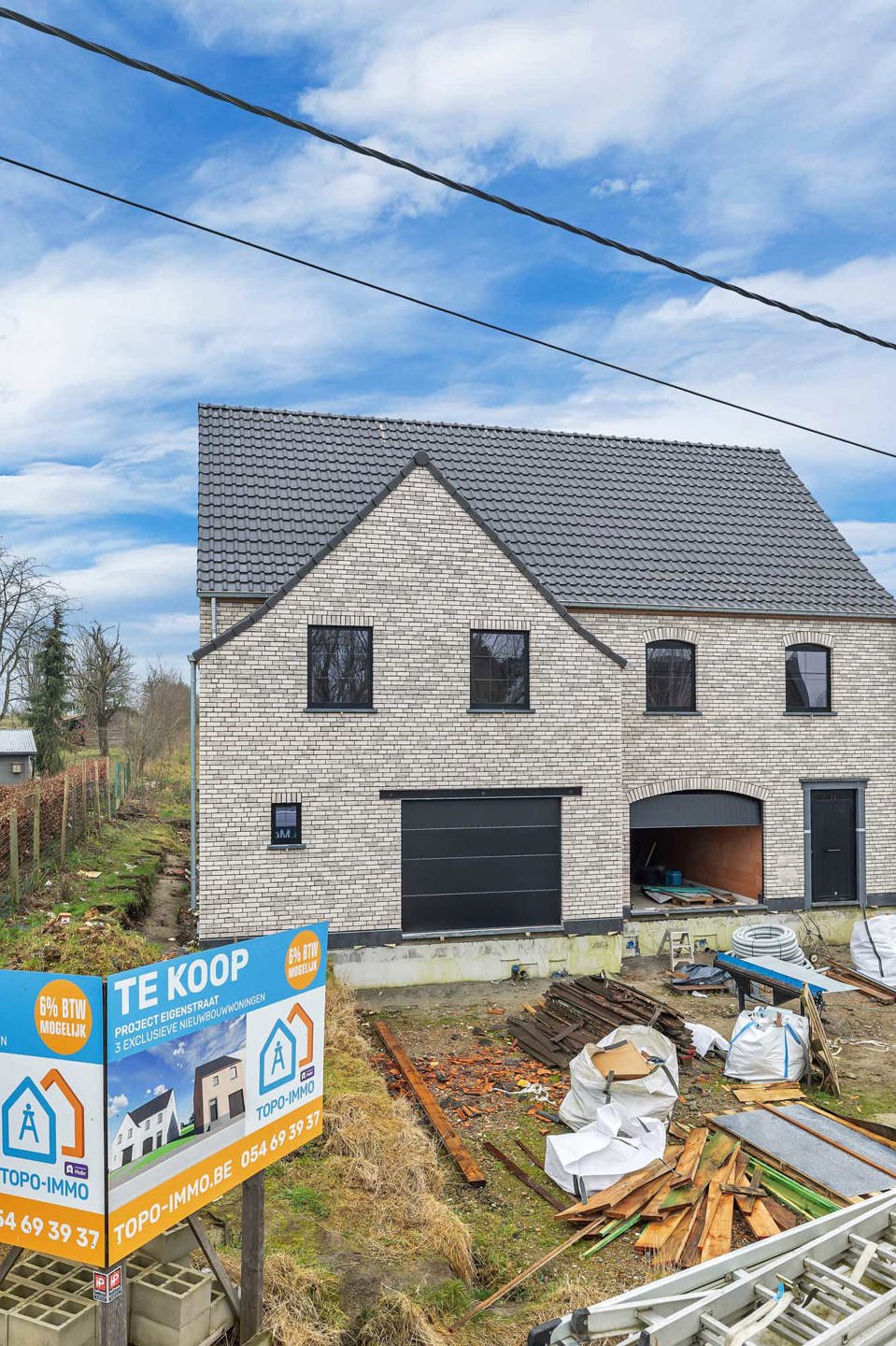 Halfopen nieuwbouwwoning op een prachtig perceel foto 2
