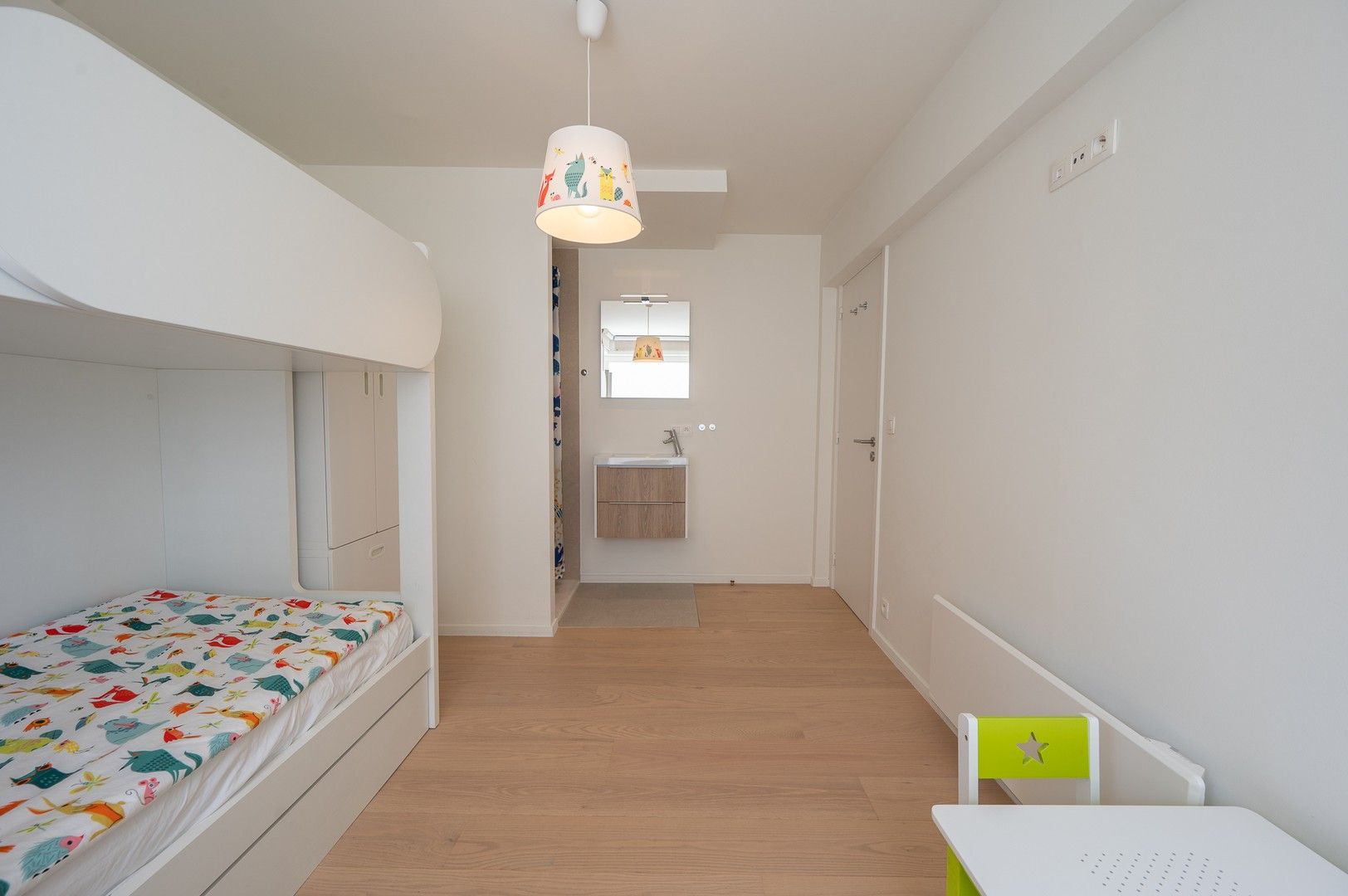 Hoekappartement met zuidwest oriëntatie en open zicht over het Driehoeksplein. foto 18