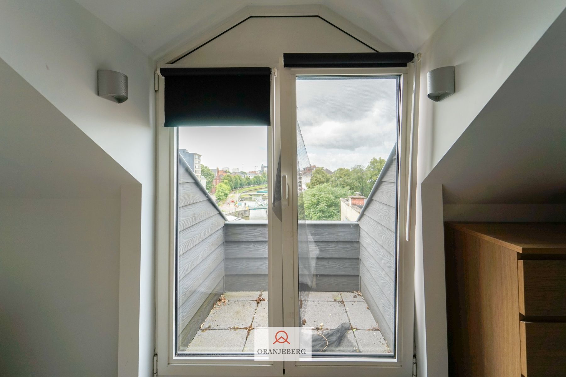 Centraal gelegen 2 slaapkamer-appartement met zicht op de Coupure! foto 23