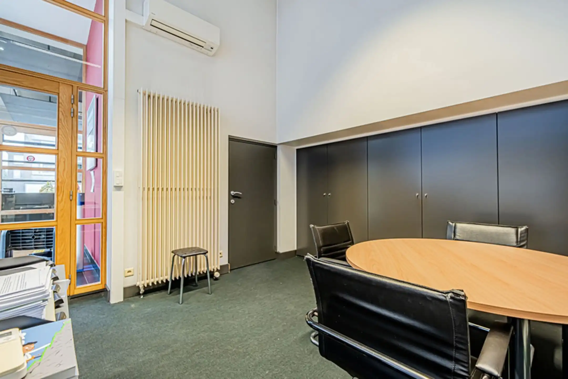 Gunstig gelegen handels-/kantoorruimte met 5 parkings foto 6
