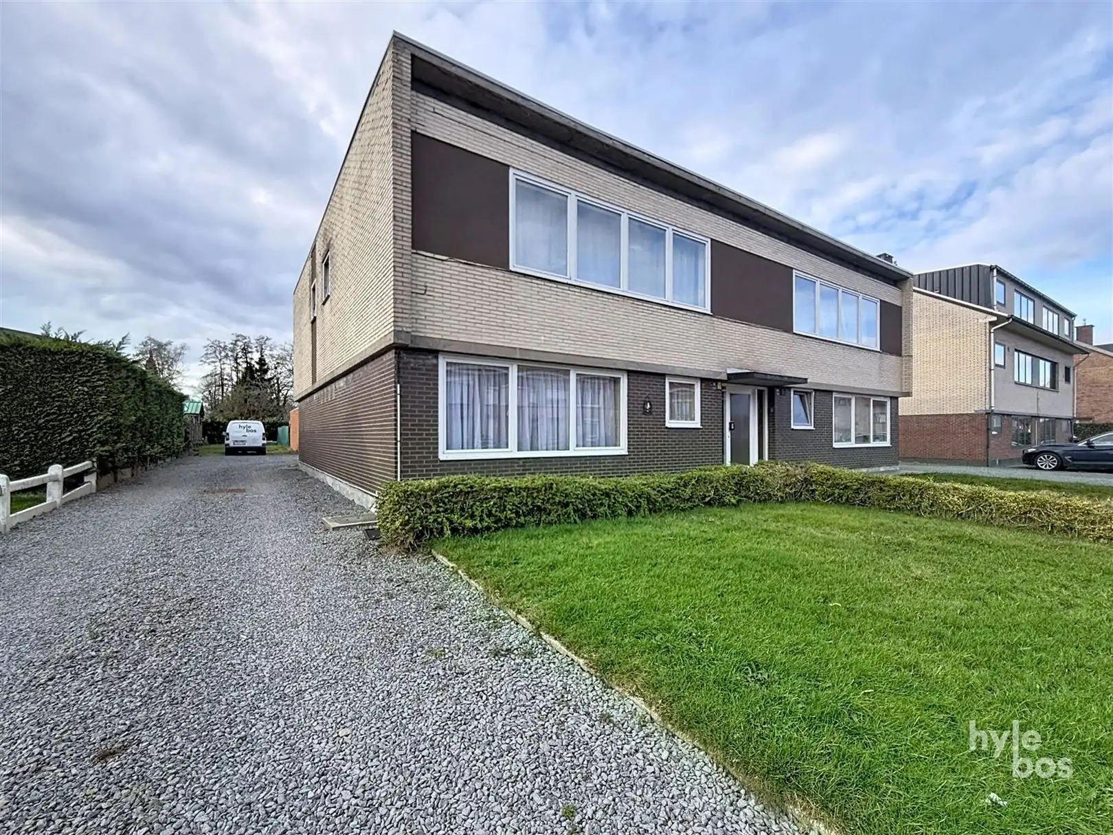 Gerenoveerd 2 slaapkamer appartement met garage foto {{pictureIndex}}