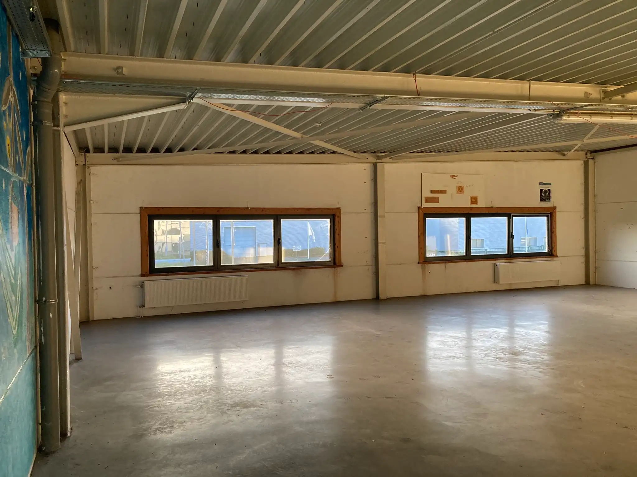 Bedrijfsgebouw met magazijn, kantoren, ruime buitenruimte en hoogspanningscabine te koop op bedrijventerrein Schendelbeke foto 13