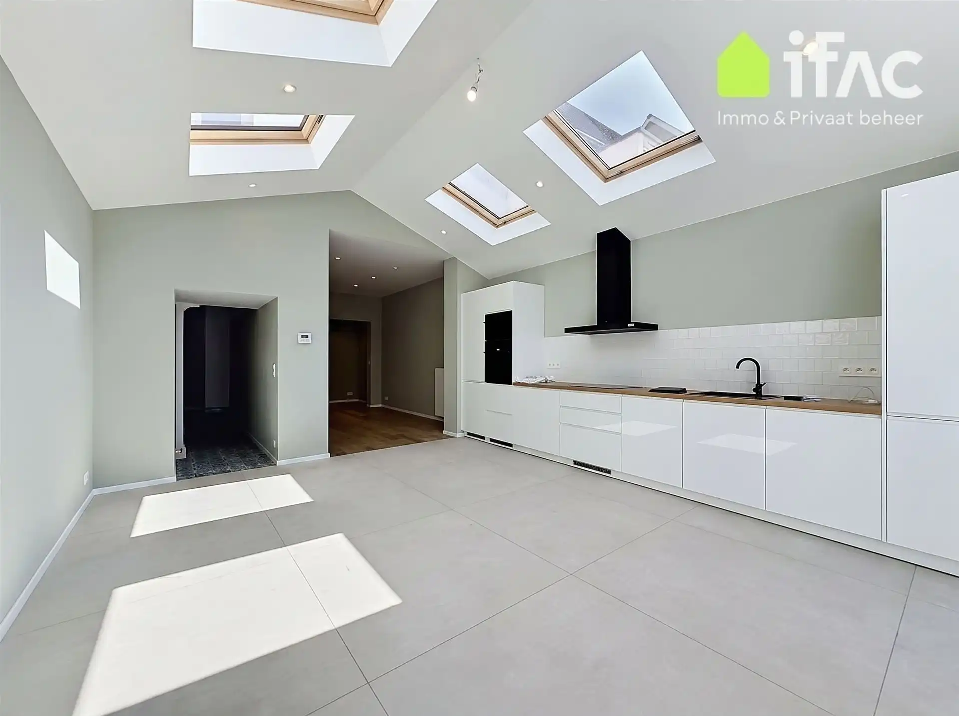 Lichtrijke gerenoveerde rijwoning met zonnig terras foto 3