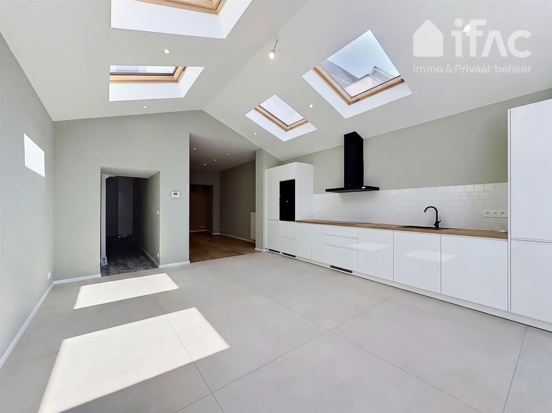 Lichtrijke gerenoveerde rijwoning met zonnig terras foto 3