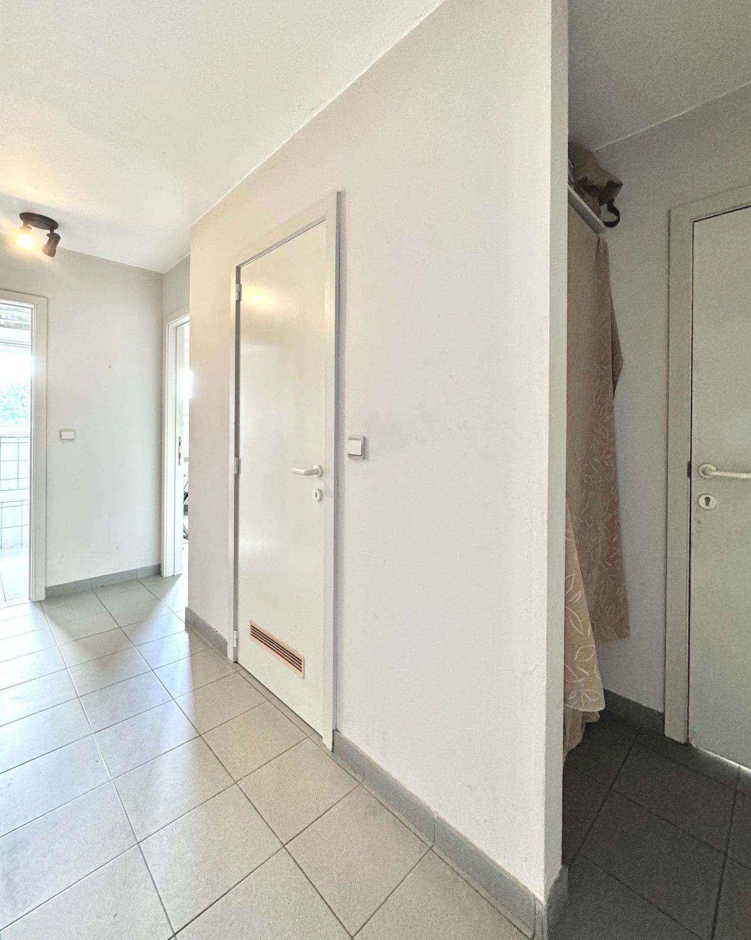APPARTEMENT OP EERSTE VERDIEP MET 2 SLPKS & GARAGE foto 9