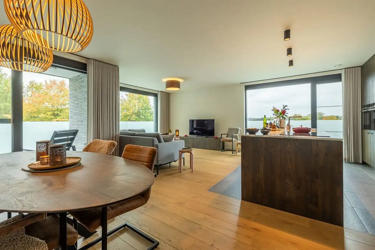 Gemeubelde penthouse met 2 slpk, ruim terras en autostaanplaats foto 2