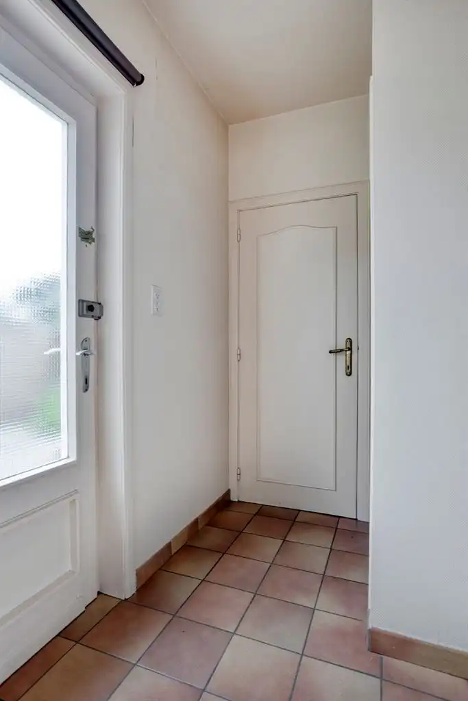 Charmante, gelijkvloerse woning met 3 slaapkamers, vrijstaande garage en uitzonderlijk ruime, zuidgerichte tuin op een prachtig perceel van 21a38ca in Oudsbergen. foto 8