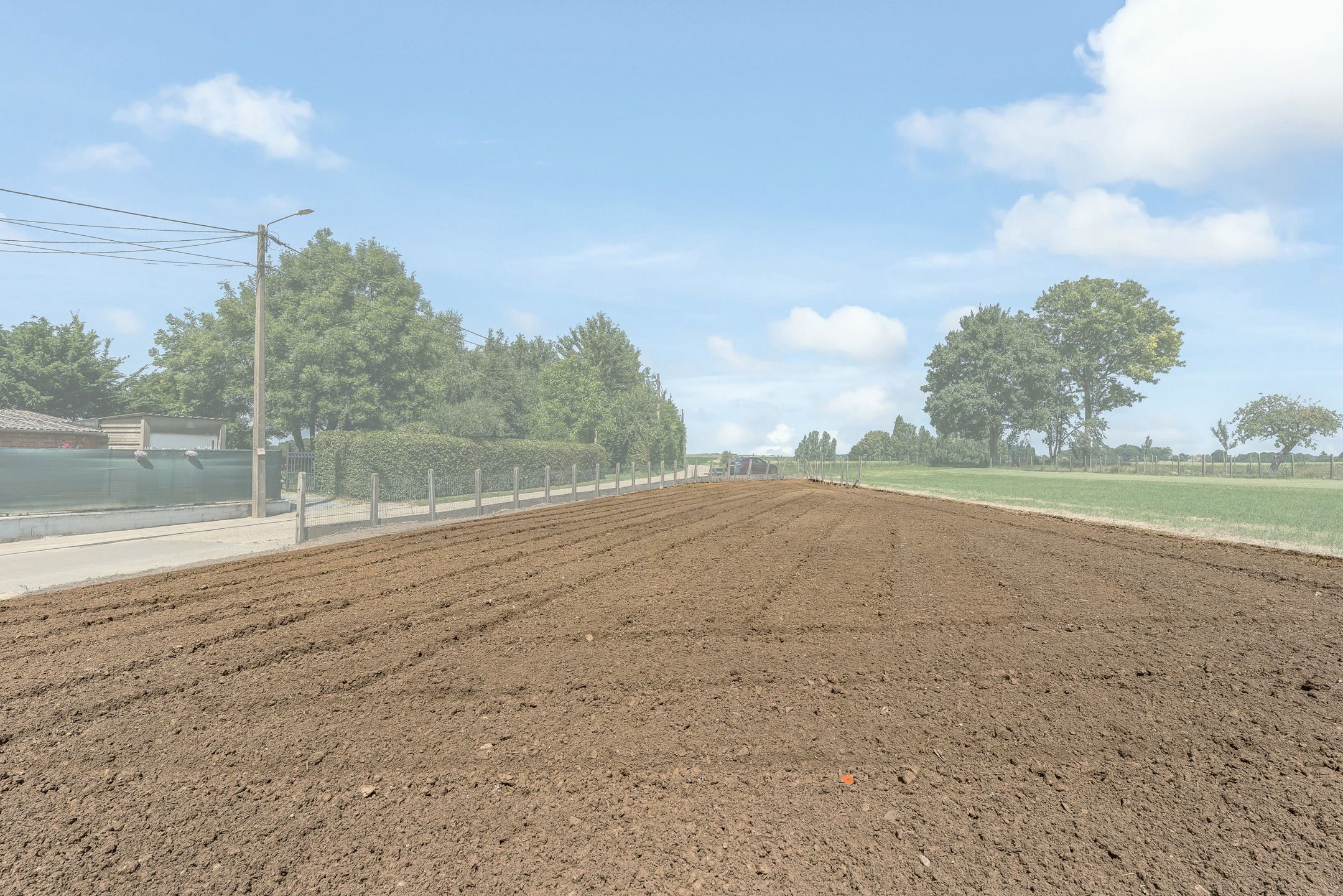 Vrijstaande bouwgrond met landelijk verzicht foto {{pictureIndex}}