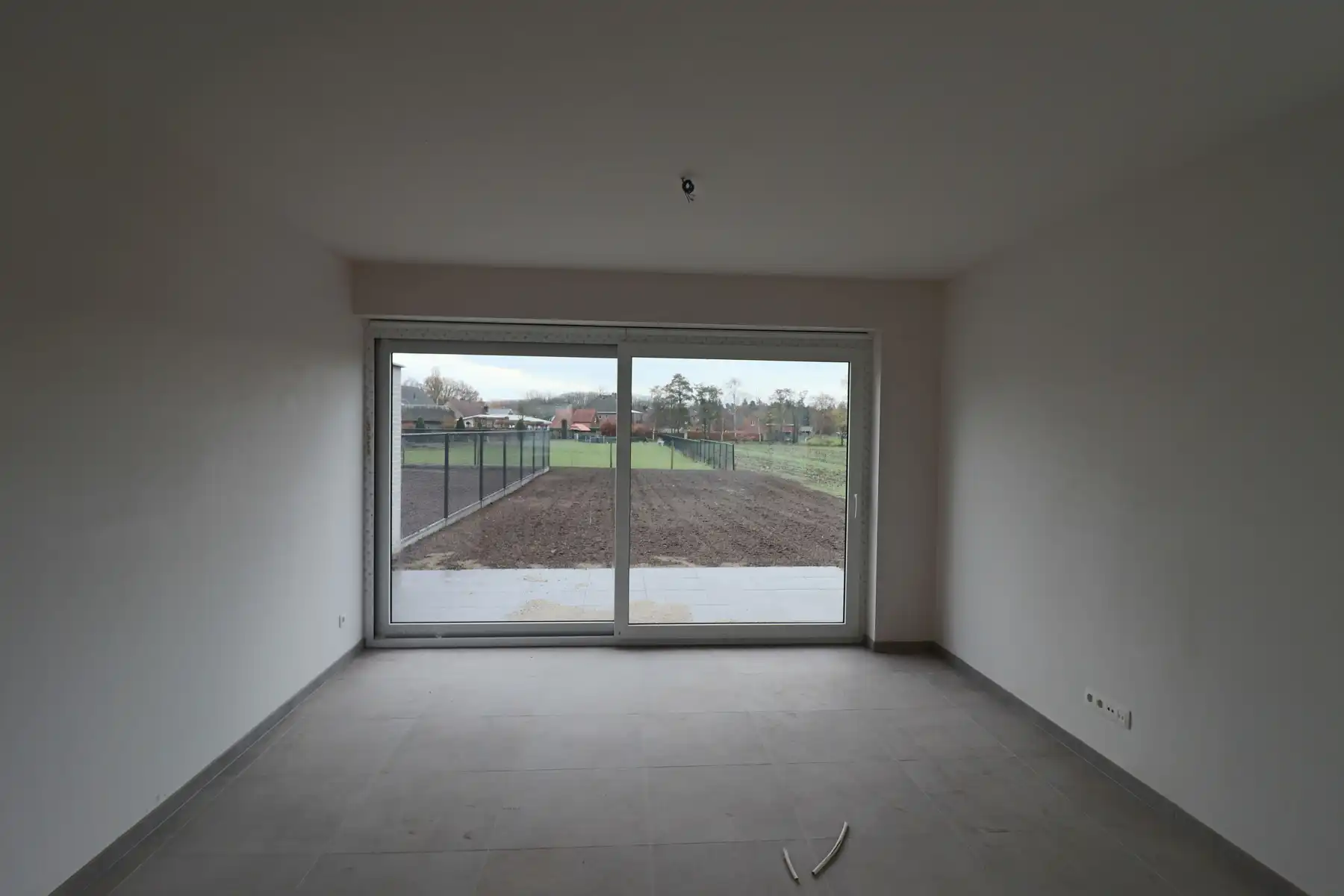 Halfopen woning met 3 slaapkamers en fietsenberging/carport op perceel van ca 540m² foto 7