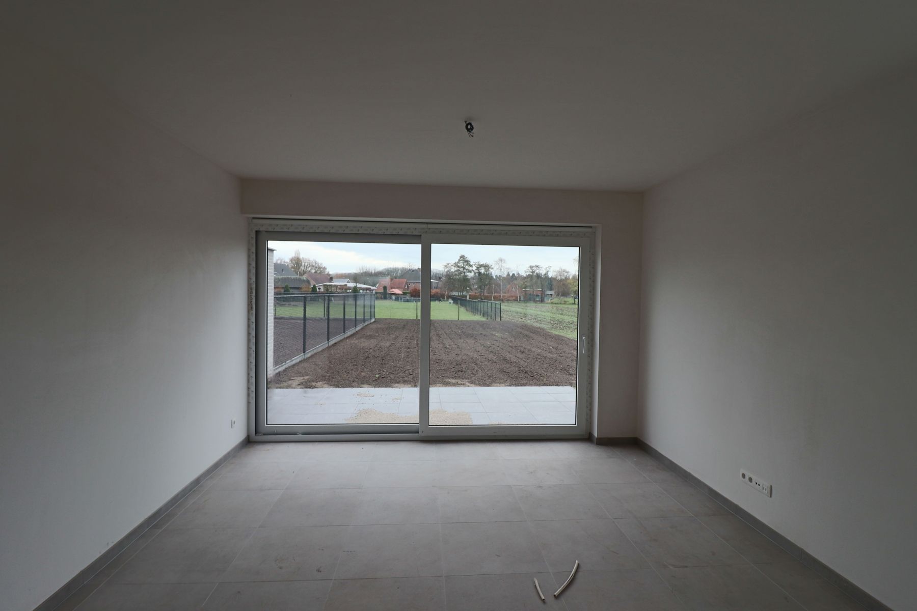 Halfopen woning met 3 slaapkamers en fietsenberging/carport op perceel van ca 540m² foto 7