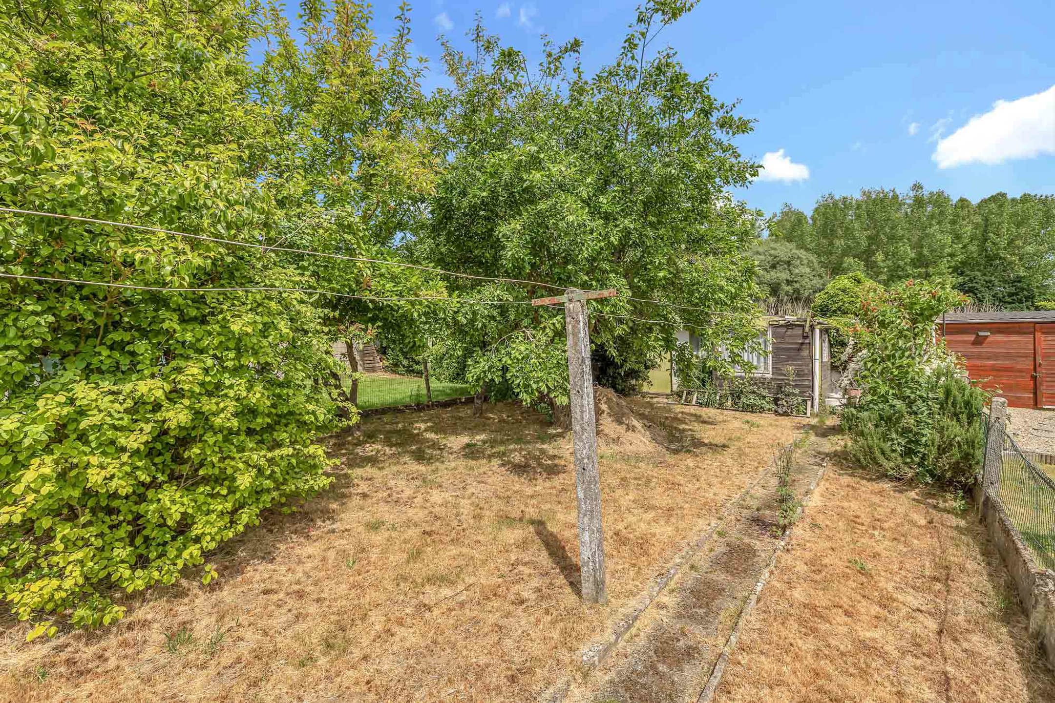 Te renoveren woning met tuin en perceel met garage foto 19