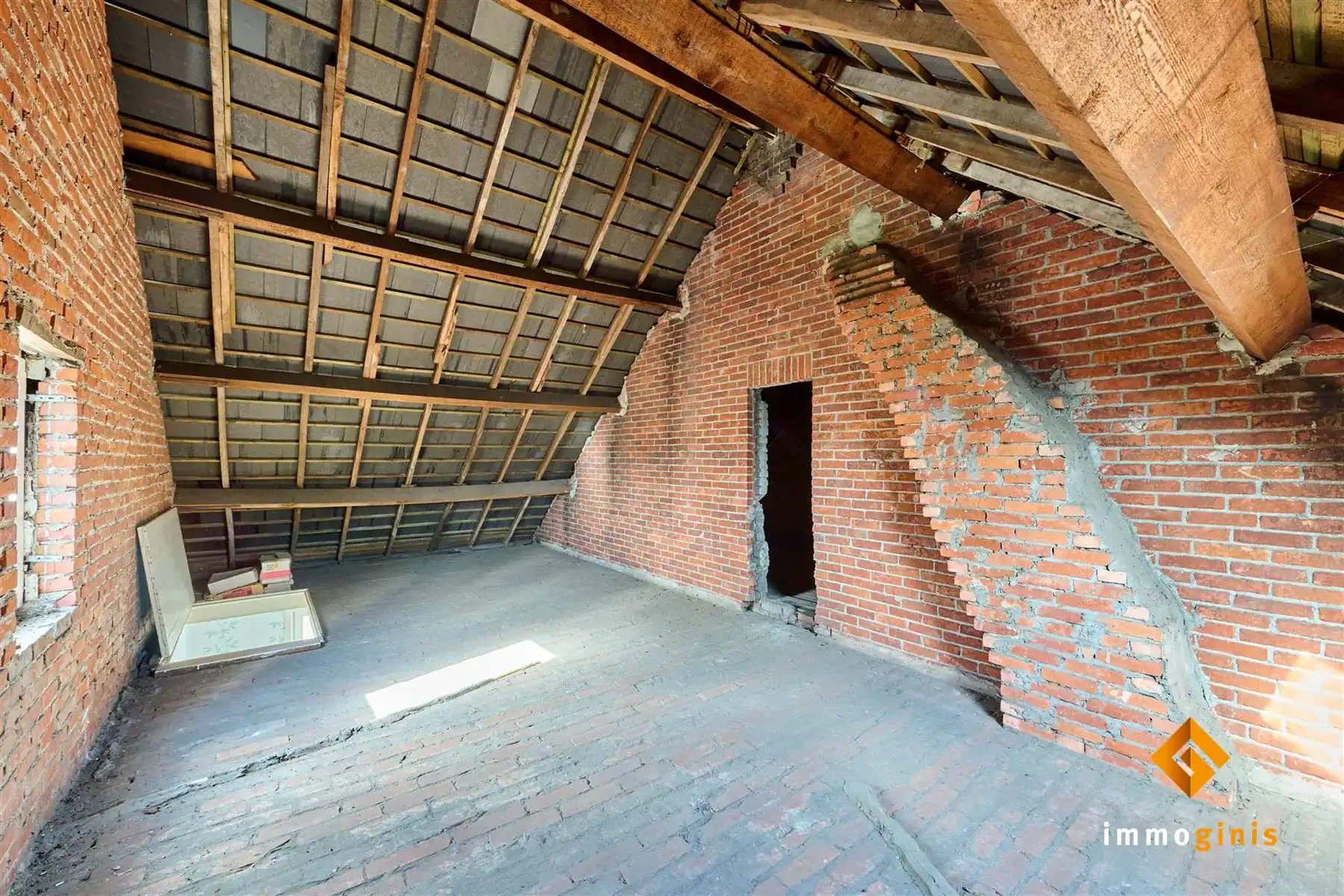 Verrassend ruime, te renoveren woning met 3 slaapkamers en uitbreidingsmogelijkheden op zolder! foto 18