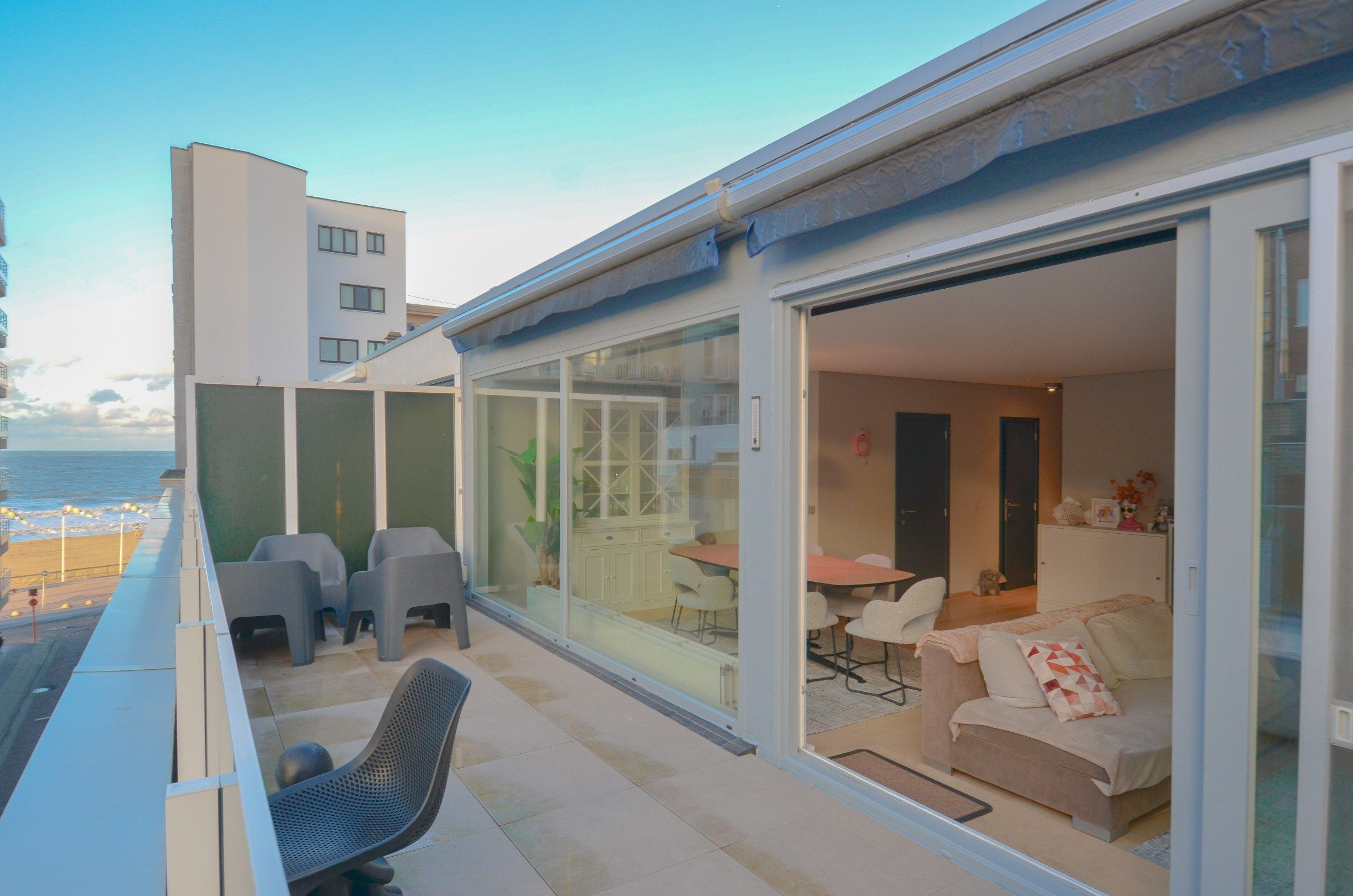 Exclusief: instapklare penthouse met een ruim zonnig terras. foto {{pictureIndex}}